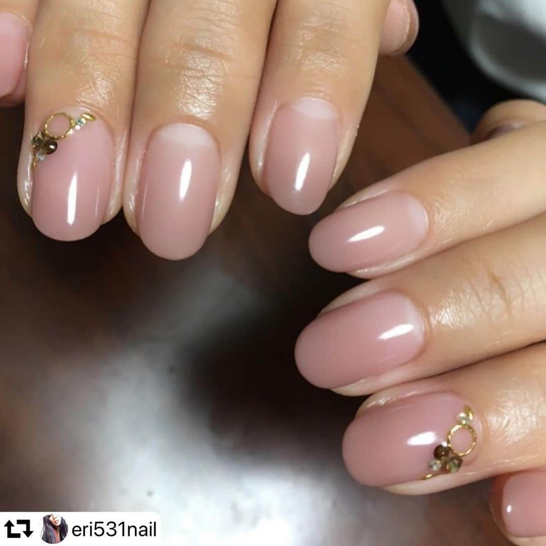 LEAFGEL PREMIUMさんのインスタグラム写真 - (LEAFGEL PREMIUMInstagram)「. 肌馴染み抜群の #901 シナモンと#903 グレージュ💅 ミキシングしても、とっても可愛いですね😍 @eri531nail 様、いつもありがとうございます☺️💕 . #repost @eri531nail ・・・ ・ とんでもない美爪様と出会いました😍 これからよろしくお願いします✨ ・ リーフジェル901と903をミキシングして、肌馴染みの良いカラーを作りました☝🏻 ・ #nail#ネイル#ジェルネイル#ネイルアート#ネイルデザイン#instagood#pregel#プリジェル#leafgel#リーフジェル#美爪#美甲#豊中ネイル#豊中ネイルサロン#北摂#自宅サロン#プライベートサロン#スワロフスキー#3Dビジュー#ビジューネイル#秋ネイル#秋デザイン#グラデーションネイル#シンプルネイル#大人ネイル#上品ネイル @leafgel_premium . . #leafgelpremium」9月24日 18時44分 - leafgel_premium