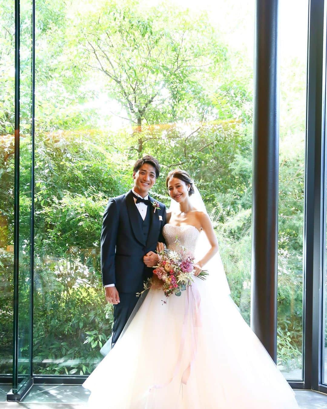 石川理咲子さんのインスタグラム写真 - (石川理咲子Instagram)「今回　@weddingpark さんでハナレポを 書かせていただきました😌💐 結婚式の準備から当日までの様子を細かくまとめてみました。 振り返ってみると、ほぼ3ヶ月前からバタバタと 色々準備をしていた私たち。。。笑 私たちのたった１日のために、ご協力して下さった方々。 本当に本当にありがとうございました🙇‍♀️ ・ ・ ハナレポのリンクはストーリーに貼っているので もし良ければ見てみてください✨ プレ花嫁さん達の参考になれば幸いです♡ ・ ・ そして、引き続きこちらでもウェディングレポ 続けていくので、お付き合いくださいね🤣 質問などありましたら、コメントください♡ #ウエディングパーク #ウエパ　#ハナレポ　#pr」9月24日 18時44分 - rsk_0315