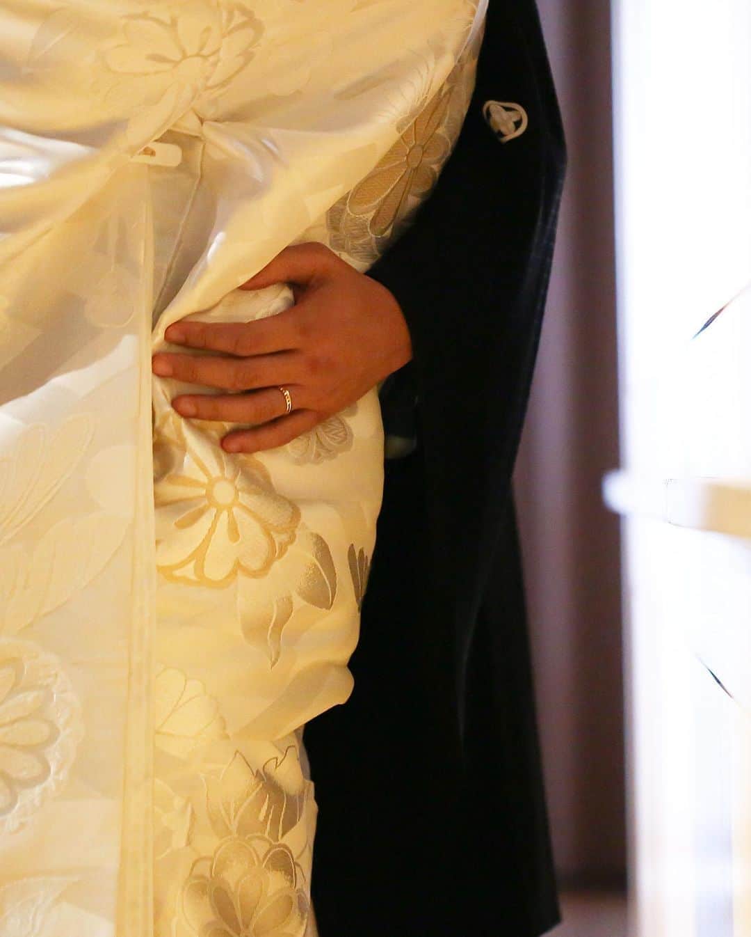 石川理咲子さんのインスタグラム写真 - (石川理咲子Instagram)「今回　@weddingpark さんでハナレポを 書かせていただきました😌💐 結婚式の準備から当日までの様子を細かくまとめてみました。 振り返ってみると、ほぼ3ヶ月前からバタバタと 色々準備をしていた私たち。。。笑 私たちのたった１日のために、ご協力して下さった方々。 本当に本当にありがとうございました🙇‍♀️ ・ ・ ハナレポのリンクはストーリーに貼っているので もし良ければ見てみてください✨ プレ花嫁さん達の参考になれば幸いです♡ ・ ・ そして、引き続きこちらでもウェディングレポ 続けていくので、お付き合いくださいね🤣 質問などありましたら、コメントください♡ #ウエディングパーク #ウエパ　#ハナレポ　#pr」9月24日 18時44分 - rsk_0315