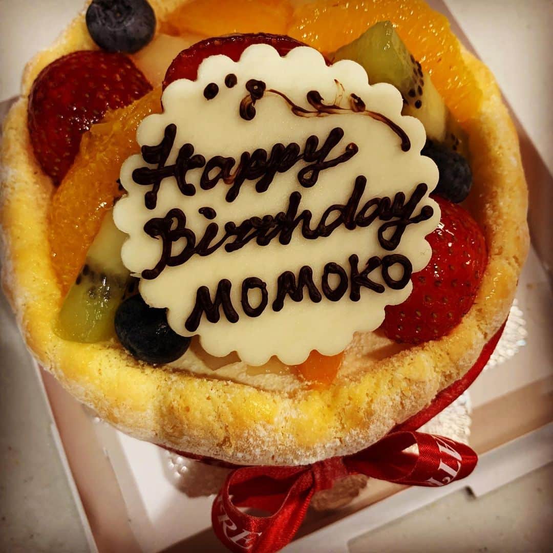幸田もも子のインスタグラム：「35歳になりました🤗また１年漫画頑張ります✨✨父からのプレゼントのケーキと母からのプレゼントのハンバーグと海老フライ🥳🙌」