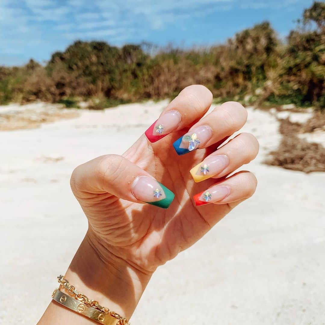 植野有砂さんのインスタグラム写真 - (植野有砂Instagram)「New nails 💅🌈❤️ @jillandlovers @mamijingu 今回のネイルは今流行ってる三角っぽいフレンチにキラキラパーツ載せました💅🏖夏引きずるよーん⭐️ #nails #nailart #colorfulnails」9月24日 18時48分 - alisaueno