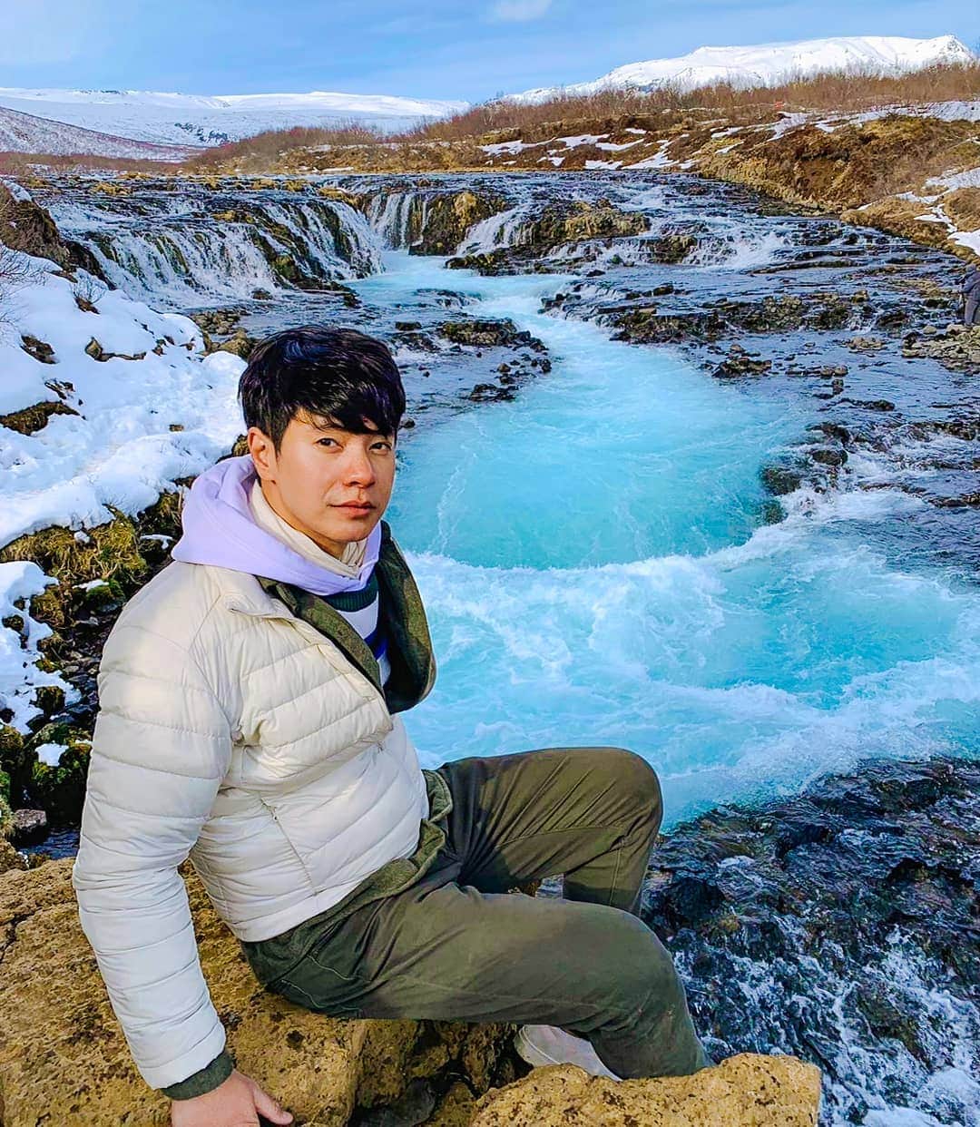 アイス・サランユーのインスタグラム：「เห็นเขาลงรูปคู่ เราก็อยากลงรูปคี่💩บ้าง #onceuponatime  #iceland #icesarunyuaroundtheworld」