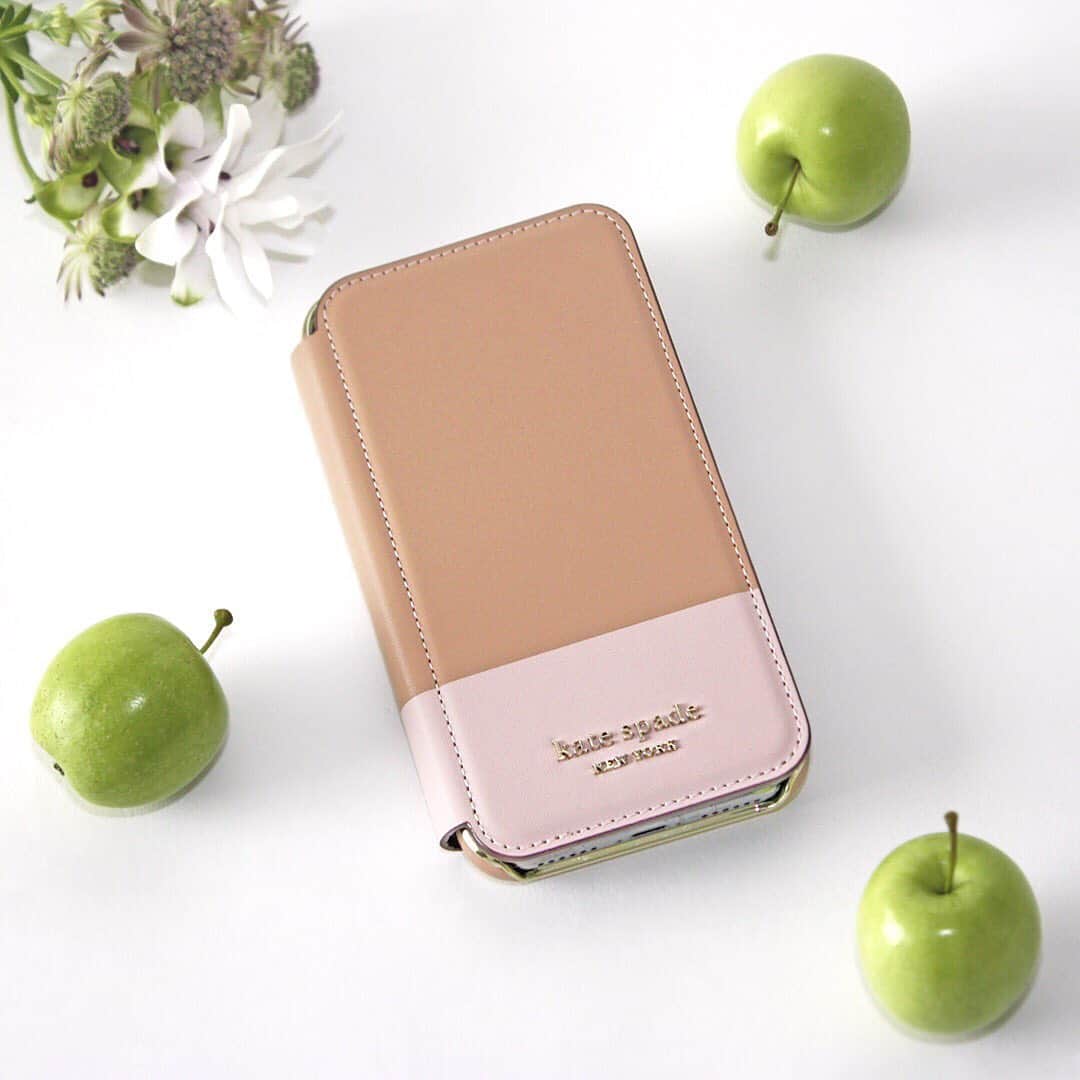 のインスタグラム：「iPhoneの最新モデル！iPhone 11 Proのケースが、遊び心がありつつも洗練された、kate spade new yorkのデザインで登場です！✨ kate spadeの可愛らしさももちろん、カード収納やワイヤレスチャージも出来る使いやすさも実現しました💕 ソフトバンク限定モデル（オンラインショップまたは一部ソフトバンクショップのみで取り扱い）ですので、ぜひチェックしてくださいね♪ ・ kate spade Inlay Folio tan pu / pale vellum pu for iPhone 11 Pro tan pu / pale vellum pu 7,776円（税込） - - - - - - - - - お求めはお近くのソフトバンクショップまたは写真をタップしてオンラインショップへ✨ プロフィールページのURLからもどうぞ。@softbank_selection . #SoftBankSELECTION #ソフトバンクセレクション #ガジェット #KateSpade  #KateSpadeNewYork #iPhone #iPhone11 #iPhone11Pro #Apple #iPhoneケース #iPhoneカバー #スマホケース #スマホカバー #携帯ケース #手帳型ケース #カード収納 #新発売 #可愛い #ピンク #ピンク好き #大人ピンク #ベージュ #バイカラー #レザー調 #シンプルデザイン #大人可愛い #オトナ女子 #おしゃれさんと繋がりたい」