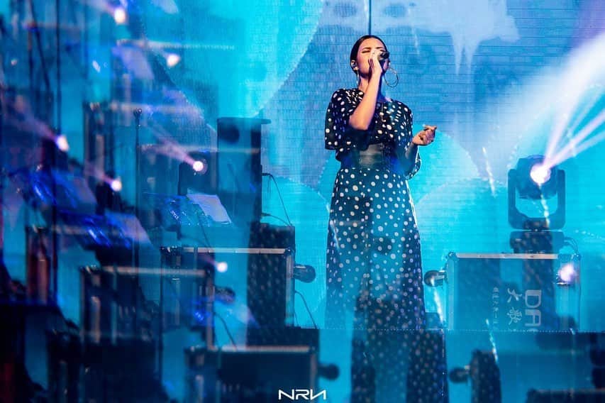 Raisa Andrianaさんのインスタグラム写真 - (Raisa AndrianaInstagram)「When someone asks you to listen to a song, it’s because the lyrics mean everything they’re trying to say.. Thank you Jogja for singing with me last Saturday~ 👗 @topshopindonesia 📸 @nareend」9月24日 19時06分 - raisa6690