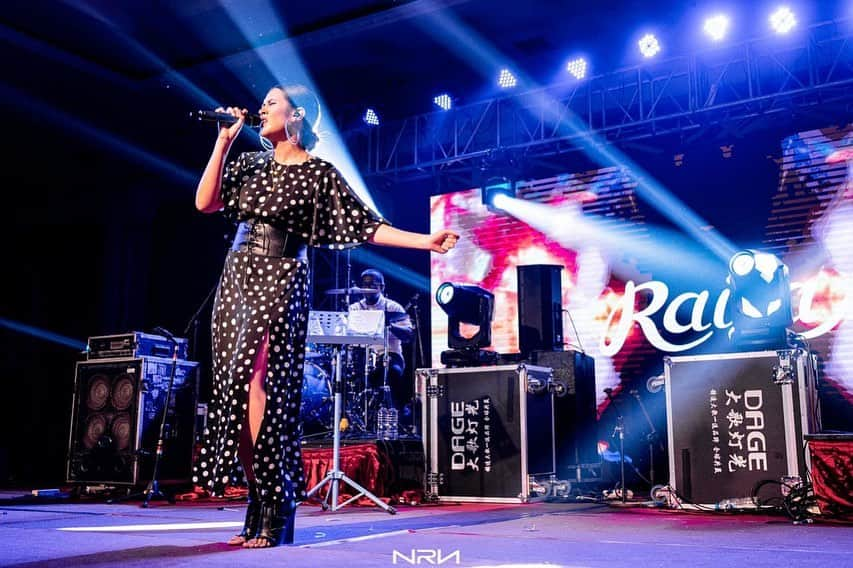 Raisa Andrianaさんのインスタグラム写真 - (Raisa AndrianaInstagram)「When someone asks you to listen to a song, it’s because the lyrics mean everything they’re trying to say.. Thank you Jogja for singing with me last Saturday~ 👗 @topshopindonesia 📸 @nareend」9月24日 19時06分 - raisa6690