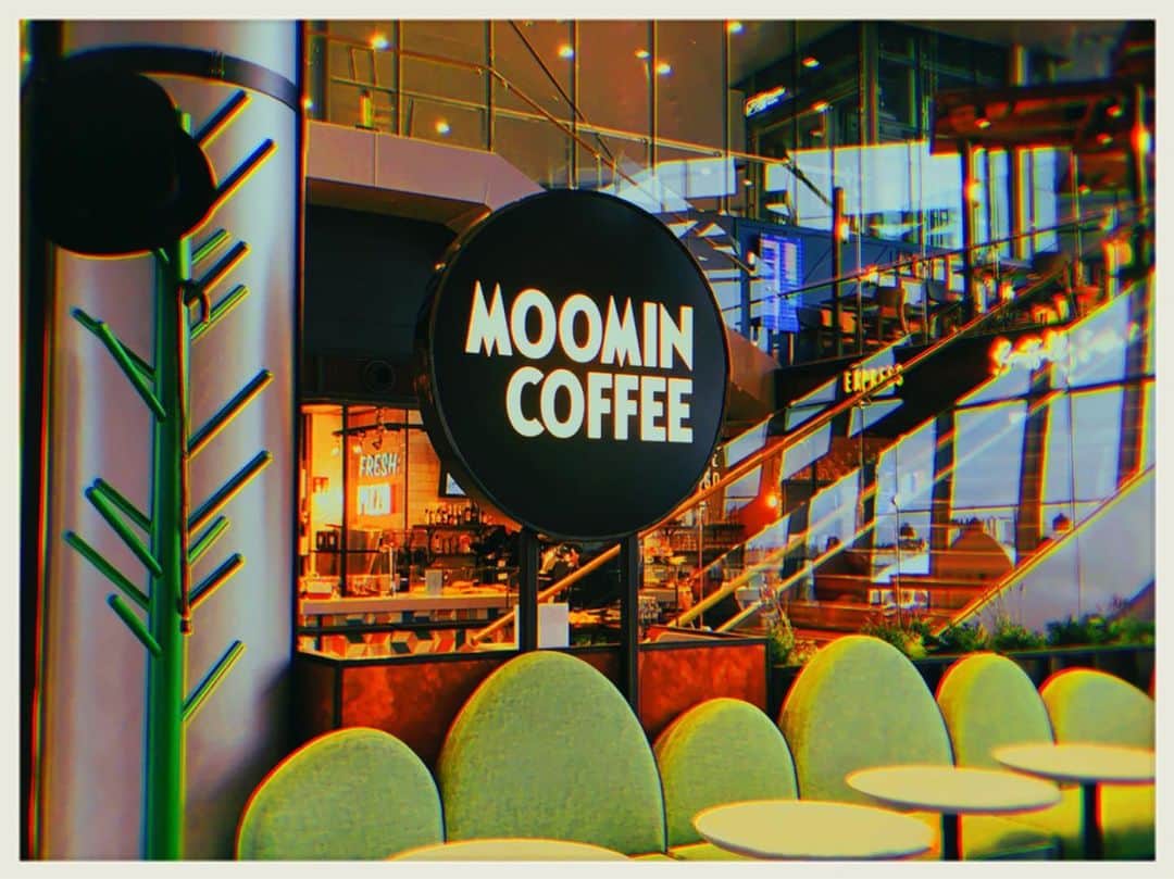 知華さんのインスタグラム写真 - (知華Instagram)「2019.09.25 私のフィンランド記録もそろそろ終わりです。 最後は、空港内にある  #MOOMINcoffee 1枚目よく見てください。 パパのハットと杖が飾ってあります。 ムーミンカフェと比べると 空港内なので、 記念に入るくらいのイメージで。 可愛い顔したサンドイッチ食べましたがバターしみしみで 胃にもたれそうでした（笑） 店内はムーミンカフェより キャラクターのオブジェが中央にあって 感動するかも。 ターミナル2の40ゲートにありました。  私は寒い地域が好きで デンマークは何て可愛い街で パンケーキの街と言われるほどの平坦な道なので とても歩きやすかったのですが フィンランドはムーミンやマリメッコ 行けなかったけどサンタクロースが一年中いる国なので 日本人の観光客が多く 日本人に優しかったです。 全体的に坂道が多かった印象。 私のムーミンネイルはとても好評でした。 #tomocanail 物価は高めで、ムーミングッズはやや高いです。 だけど日本にないキャラクターのぬいぐるみが いっぱい売っていて 100リットルのスーツケースを買い足した位 お土産天国でした。 私が一番行きたい国のバルト三国のエストニアまでも 船で2時間半位で着くそうなので 日本から乗り換えなしで行けるというのも良いです。  私の夏休みは今日で終わりです。 時差がありながらも早朝から 電話対応したりメールしたりしましたが 日本を離れ 涼しい気候で過ごす日々は息抜きになりました。 来年は北欧ではなくベルギーにしようかなと思っていますが やっぱり北欧は良いです。 雑貨は可愛いし食べ物は美味しいし とにかく涼しい。 移住したいなぁ、とちらつく位過ごしやすいです。 #フィンランド  #Finland #ヘルシンキ #Helsinki  #🇫🇮 #MOOMIN #ムーミン  #travel  #tomocagourmet  #北欧  #お土産天国」9月24日 19時15分 - tomoca1204