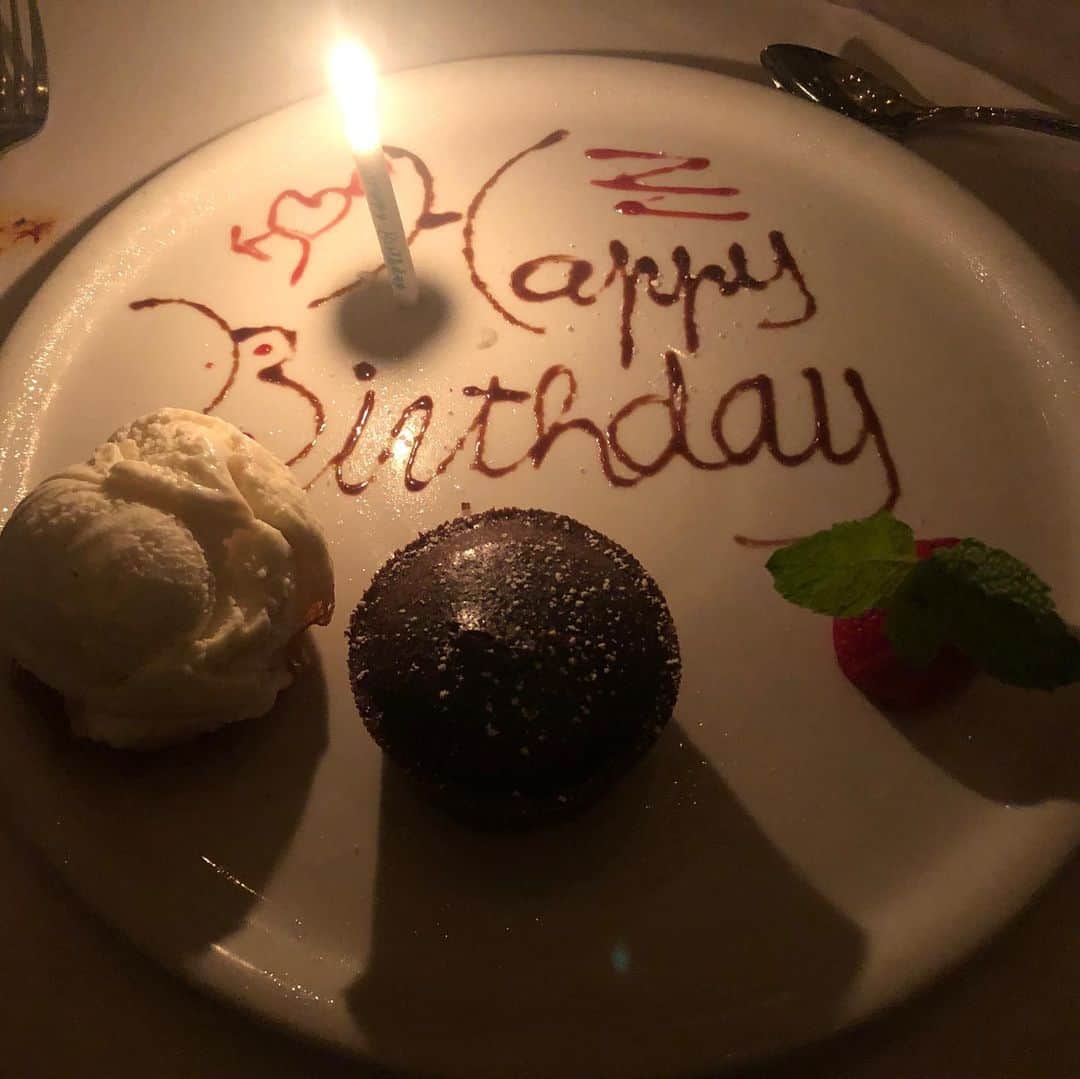 伊藤由奈のインスタグラム：「Still my bday month!😂👍まだまだ誕生日セレブレーションがつづいちゃってます！（笑）うれぴ〜どうしよっ？！🙈💕🥰🙏thank you guys, so so much!!🥺💝#grateful #loved #music #hollywood #losangeles #bday #cake #chocolate #friends #italian #yum #thankyou」