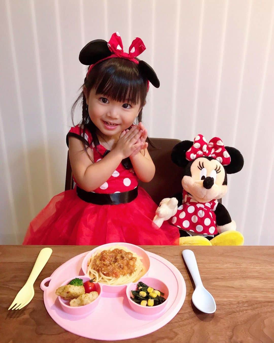 のインスタグラム：「#kidsdinner 😋 ． ． 野菜が苦手なLILIに野菜たっぷりミートソース😌✨ これなら食べてくれた👏🏻 ブロッコリーはやっぱり食べなかったよ🙄 ブロッコリーを持った顔😂😂😂 ． 最近「めちゃめちゃ美味しい❣️」ってよく言うの😂💦 動画撮ってたら、Amo🐶が近づいてきて、食べちゃダメ‼️って言ってる🤣最後は、りりが食べたら遊んであげるって意味😂🙌 ． 鼻垂れさんなのが…残念😭🙏w でもほんとに喋るのが上手になってきて、毎日楽しいよ❤️ ． 可愛いミッキーのシリコンのお皿は @tuery.niko の🍒 LILIも合わせてミニーちゃんを来て、ミニーちゃんのぬいぐるみと食べてたよ🤗 ． フルーツ盛り付けてたのに撮り忘れた😭  #tuery#tueryniko#dinner#food#手料理#キッズメニュー#キッズディナー#キッズご飯#パスタ#ちゅるちゅる#ミートソース#プレート#キッズプレート#成長記録#動画#LILI#スマイル育児#ママスタグラム#ママリ#ベビフル#イットママ#コドモノ#コズレ#コドモダカラ#ベビリトル#キズナ#ママライフカメラ#mamanokoカメラ部」