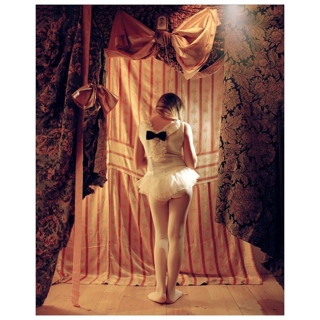 Elena Rendinaさんのインスタグラム写真 - (Elena RendinaInstagram)「💛Eva, Italy 2007💛  my darling sister Eva posing as a ballerina for me at home in Italy #sistershood」9月24日 19時12分 - elenarendinastudio