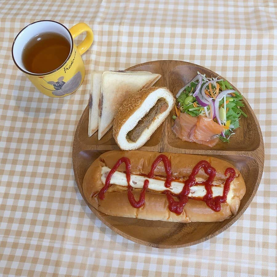 きりたんぽさんのインスタグラム写真 - (きりたんぽInstagram)「もぐもぐうまうま😋 . . ヤマザキパンで ワンプレートブランチ✨ 美味しそうにできた！？❤ . #カレーパン (普通にレンチンだけ)  #まるごとソーセージ (レンチンしてケチャップかけた)  #ランチパック (ホットサンドにして表面カリカリにした)  あとはサラダに スモークサーモンを添えて オシャンなブランチの完成🥳 . . #ヤマザキパン #おうちでかんたんワンプレート #ワンプレート #PR」9月24日 19時20分 - kiritampopopo