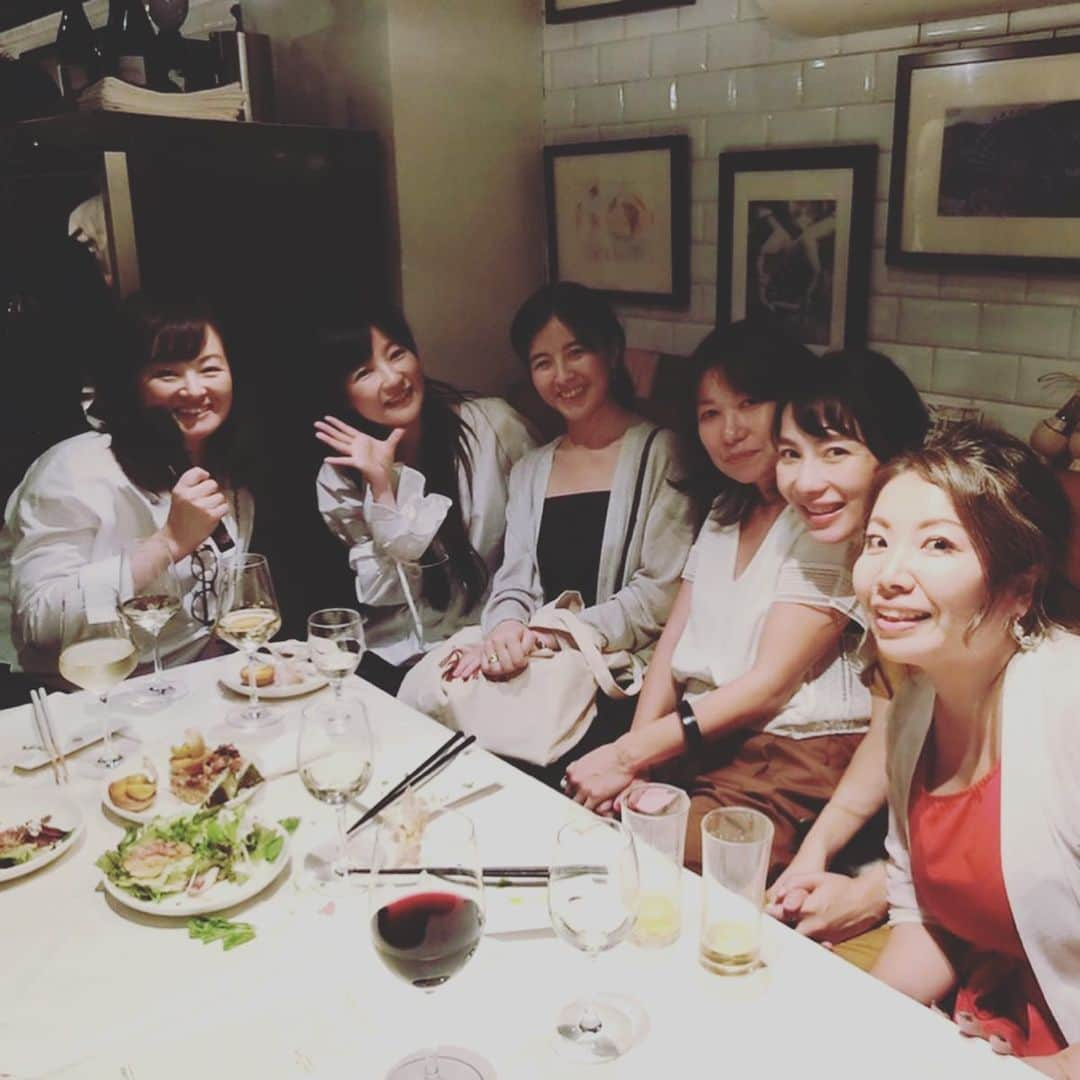 宮前真樹さんのインスタグラム写真 - (宮前真樹Instagram)「#ナチュビオ会  オーガニック好きの集い 初めましての新しい出会いもありながら 約束なく集まったお馴染みメンバーで乾杯🥂  主催の @waka.e ちゃん  生まれ変わったらなってみたい 憧れの仕事出来る女子 私に1ミリも無いキャラ😂. #オーガニック #環境保護  まだまだ知らないことが沢山 素晴らしいメンバーと出会いに感謝。 #学びの時間 自分がポンコツだから たまにうっかり忘れてしまうけど 私の周りはみんな仕事出来る女子 私もがんばりたーい 生まれ変わりたーい笑 #matheresta #マザーエスタ #お料理全てオーガニック #美味しゅうございました  今週土曜日28日は料理教室です 夏に浴びた紫外線対策メニューです @shokugakukyoukai へお問い合わせを！」9月24日 19時23分 - miyamaemaki0116