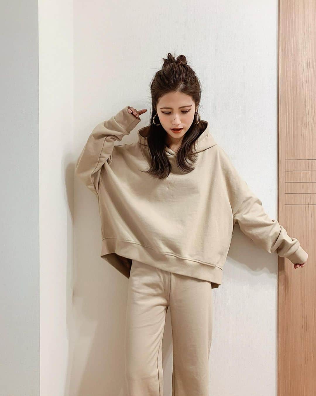 Marika Kajiwaraさんのインスタグラム写真 - (Marika KajiwaraInstagram)「N E W ♡♡ ＊ だいすきなベージュで、 だいすきなパーカーで、 だいすきなセットアップ、、、 ＊ 可愛くないわけがない😵♥️ ＊ ＊ 完全に一目惚れした #to_the_sea_hawaii のセットアップは 秋冬大活躍しそうです🤔💓 ＊ webstoreと直営店(銀座、新宿etc.)で 販売してたよ♥︎◟⌣̈⃝◞♥︎ ＊ ＊ ＊ #セットアップ #パーカー #コーデ #低身長コーデ #154cmコーデ #154cm #おちびの輪 #おちびコーデ #like #code #outfit #instagood」9月24日 19時33分 - marika__kw