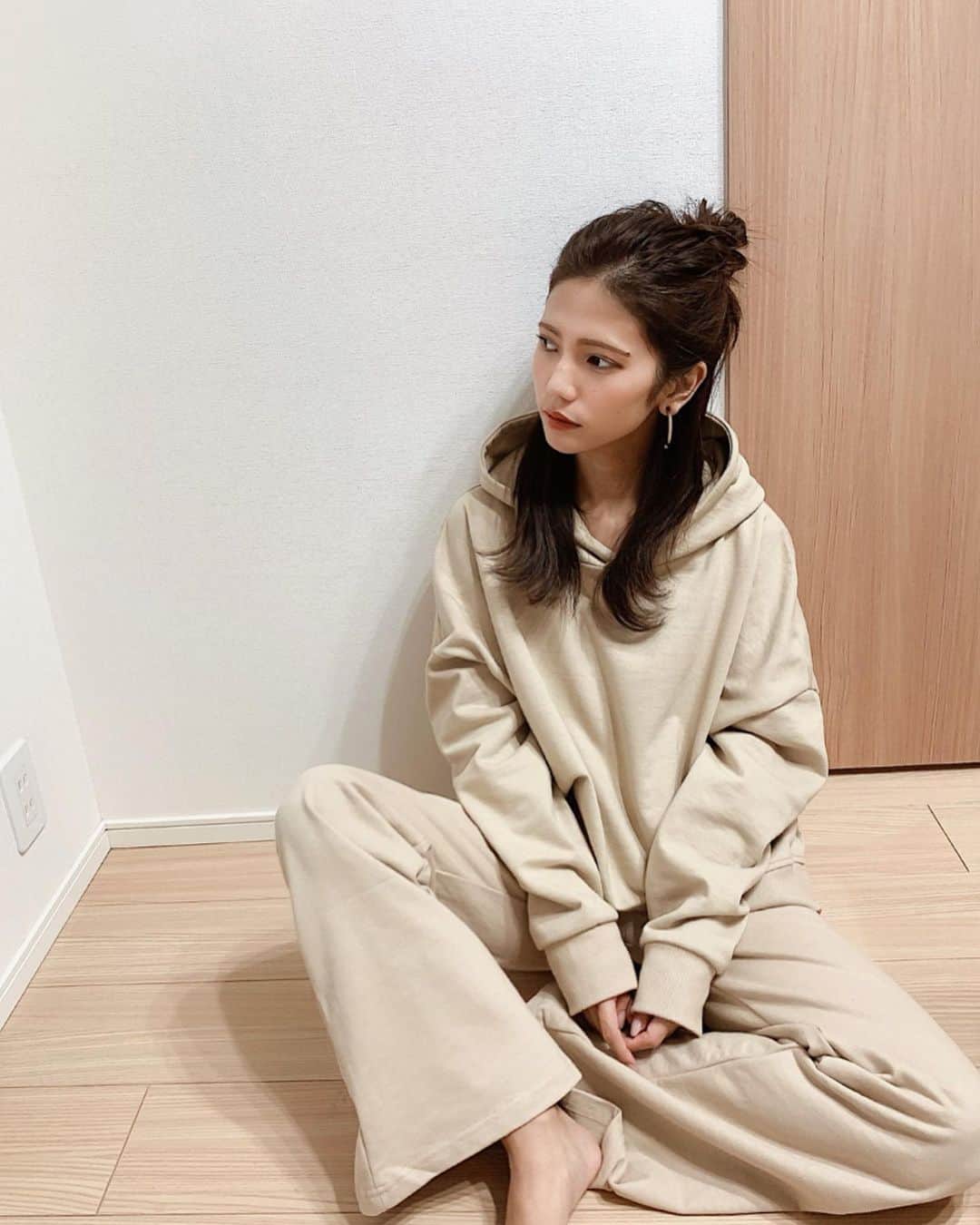 Marika Kajiwaraさんのインスタグラム写真 - (Marika KajiwaraInstagram)「N E W ♡♡ ＊ だいすきなベージュで、 だいすきなパーカーで、 だいすきなセットアップ、、、 ＊ 可愛くないわけがない😵♥️ ＊ ＊ 完全に一目惚れした #to_the_sea_hawaii のセットアップは 秋冬大活躍しそうです🤔💓 ＊ webstoreと直営店(銀座、新宿etc.)で 販売してたよ♥︎◟⌣̈⃝◞♥︎ ＊ ＊ ＊ #セットアップ #パーカー #コーデ #低身長コーデ #154cmコーデ #154cm #おちびの輪 #おちびコーデ #like #code #outfit #instagood」9月24日 19時33分 - marika__kw