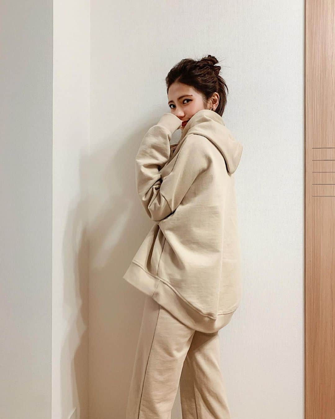 Marika Kajiwaraさんのインスタグラム写真 - (Marika KajiwaraInstagram)「N E W ♡♡ ＊ だいすきなベージュで、 だいすきなパーカーで、 だいすきなセットアップ、、、 ＊ 可愛くないわけがない😵♥️ ＊ ＊ 完全に一目惚れした #to_the_sea_hawaii のセットアップは 秋冬大活躍しそうです🤔💓 ＊ webstoreと直営店(銀座、新宿etc.)で 販売してたよ♥︎◟⌣̈⃝◞♥︎ ＊ ＊ ＊ #セットアップ #パーカー #コーデ #低身長コーデ #154cmコーデ #154cm #おちびの輪 #おちびコーデ #like #code #outfit #instagood」9月24日 19時33分 - marika__kw