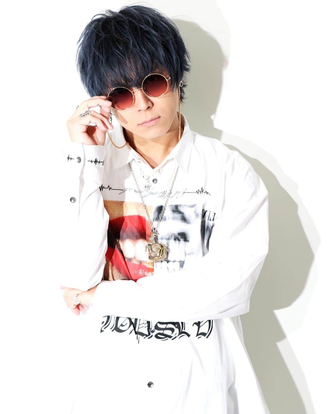 のインスタグラム：「少し前の髪服STYLE撮影📸其の② . ■hair= @suna091 (SMILOOP) . ■fashion= @kincrossworld & @hapeace1221 & @slive0901 . . . . ps.安定にこのシャツお気に入りですなぁ☺️🍀 SMILOOP×KinCrossWorldでの撮影は、毎回イメージやテーマを決めて雰囲気をガラッと変えて撮影してるんですが、、、これがまた絶賛楽しいのですなぁ🐕⚡️ . . . #引地髪服 🐕🍀 #HAPEACE #KinCrossWorld  #SMILOOP  #HAPSLV #デニムカラー  #かぐや姫と7人の王子たち  #followme  #vintage  #fashion #style #photooftheday #swag #fit #instacool #데일리록 #옷스타그램 #멋스타그램 #코디 #오오티디  #팔로우  #맞팔 #소통  #선팔  #소통해요  #tagsforlikes #instalike #followmeto  #fashionista  #ootdfashion」