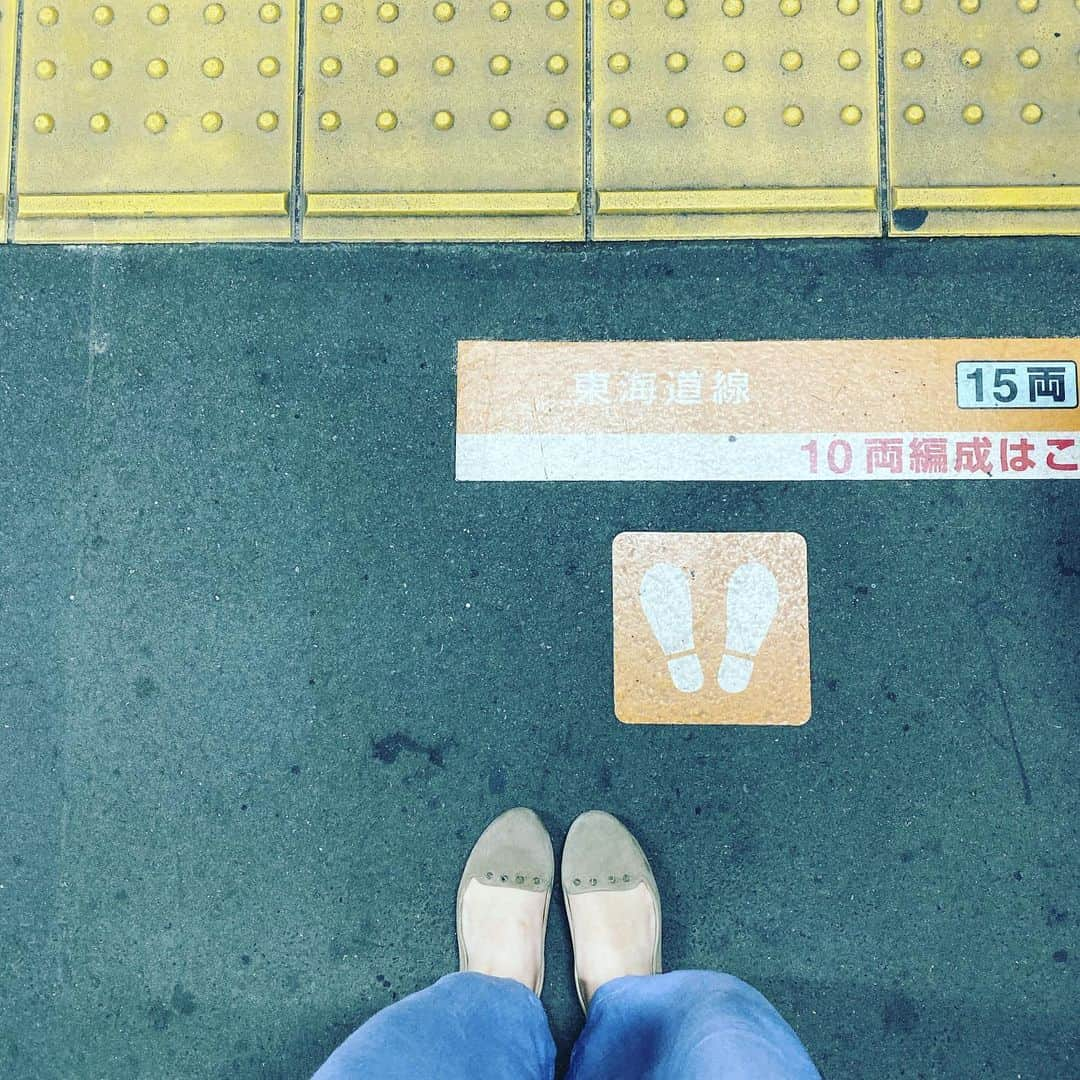 弓月ひろみさんのインスタグラム写真 - (弓月ひろみInstagram)「方向音痴なわけじゃないと思っているのだが、気を抜くと迷子になるあるある。 ①地下鉄の乗り換えで方向が不明に ②出口が工事してると途端に迷子に ③こっちだと信じてたのに違った ④快速！？特急！？で降りれない ⑤電車の進行方向が不明になる ⑥こっちだと信じてたのに違った ⑦Googleマップの嘘つき！ ⑧メッセとかLINEとかしてたら降りるの忘れた ⑨ここだって信じてたのに違った . . . 概ね「自分を疑え」ということがわかりましたので、今度からそうします🤣 #迷子　#あるある　#方向音痴　#電車　#ホーム」9月24日 19時34分 - yuzukihiromi