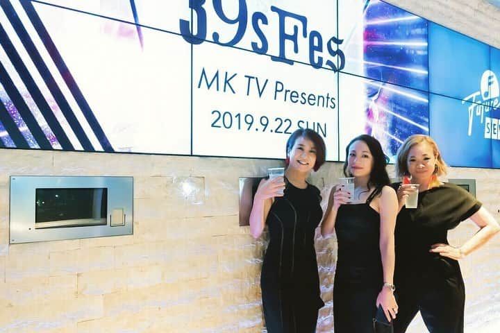 のインスタグラム：「MKTV presents 39’s FES、1日中本当に盛り沢山なイベントでした！またいろんな人と出会い、楽しい1日でした！ 菊池さん、お誕生日そしてご結婚本当におめでとうございます！！！！！ 久しぶりにGRAVITYの3人でステージに立てたのも楽しかった〜^_^ そろそろまた企画しなきゃね😉  そしてMKTVの生配信の方もまたやっていくのでチェックしていてくださいね！  #mktv #mktv39sfes #gravity #sexy #岡千絵 #cool #シルビアグラブ #wild #林希 #liveperformance」