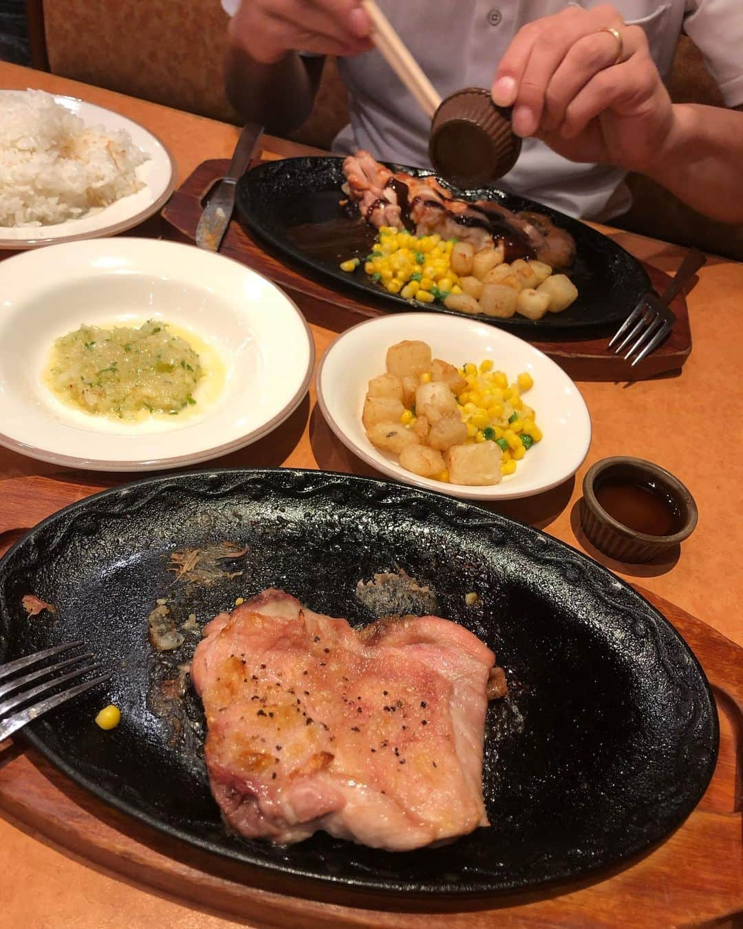 宮川杏奈さんのインスタグラム写真 - (宮川杏奈Instagram)「#パーソナルトレーナーの食事 #低糖質トレーナー . 今日も外食になってしまったが 🍜が食べたい旦那氏が我慢してくれて サイゼリヤにしました🐔💕 . チートを全力で楽しみ尽くしたので 今日からまたちゃんと管理してあげないと 自分の身体が可愛そう😅 . お決まりのほうれん草のソテーと チキンステーキのおまけ全部旦那行きで 乗り切った😁❤️ . #上越YG #パーソナルトレーナー #筋肉女子 #トレーニング女子 #ケトジェニックライフ #ケトジェニックダイエット #ボディメイク #フィットネス #ダイエット #トレーニング #ワークアウト #低糖質高タンパク #低糖質ダイエット #低糖質 #ローカーボ #ロカボ食品 #ロカボ #低糖質ごはん #糖質オフ #パーソナルトレーナーの生活 #トレーニングジム #パーソナルトレーニング #プライベートジム #パーソナルトレーニングジム #ビーチバレー選手 #バレーボール選手」9月24日 19時31分 - an1221na