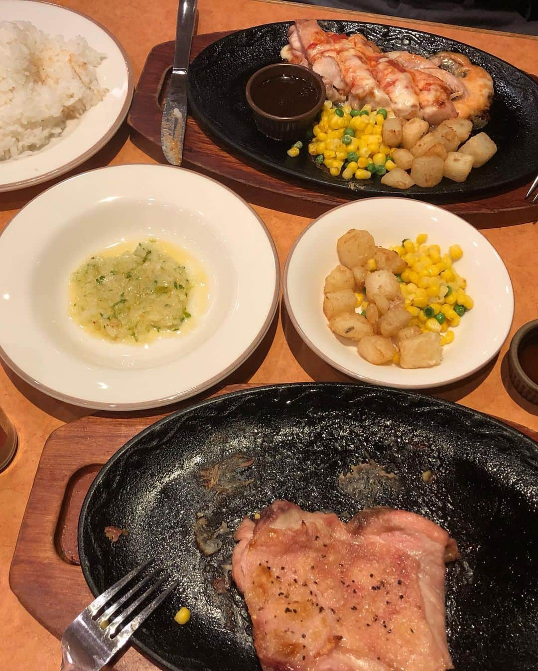 宮川杏奈さんのインスタグラム写真 - (宮川杏奈Instagram)「#パーソナルトレーナーの食事 #低糖質トレーナー . 今日も外食になってしまったが 🍜が食べたい旦那氏が我慢してくれて サイゼリヤにしました🐔💕 . チートを全力で楽しみ尽くしたので 今日からまたちゃんと管理してあげないと 自分の身体が可愛そう😅 . お決まりのほうれん草のソテーと チキンステーキのおまけ全部旦那行きで 乗り切った😁❤️ . #上越YG #パーソナルトレーナー #筋肉女子 #トレーニング女子 #ケトジェニックライフ #ケトジェニックダイエット #ボディメイク #フィットネス #ダイエット #トレーニング #ワークアウト #低糖質高タンパク #低糖質ダイエット #低糖質 #ローカーボ #ロカボ食品 #ロカボ #低糖質ごはん #糖質オフ #パーソナルトレーナーの生活 #トレーニングジム #パーソナルトレーニング #プライベートジム #パーソナルトレーニングジム #ビーチバレー選手 #バレーボール選手」9月24日 19時31分 - an1221na