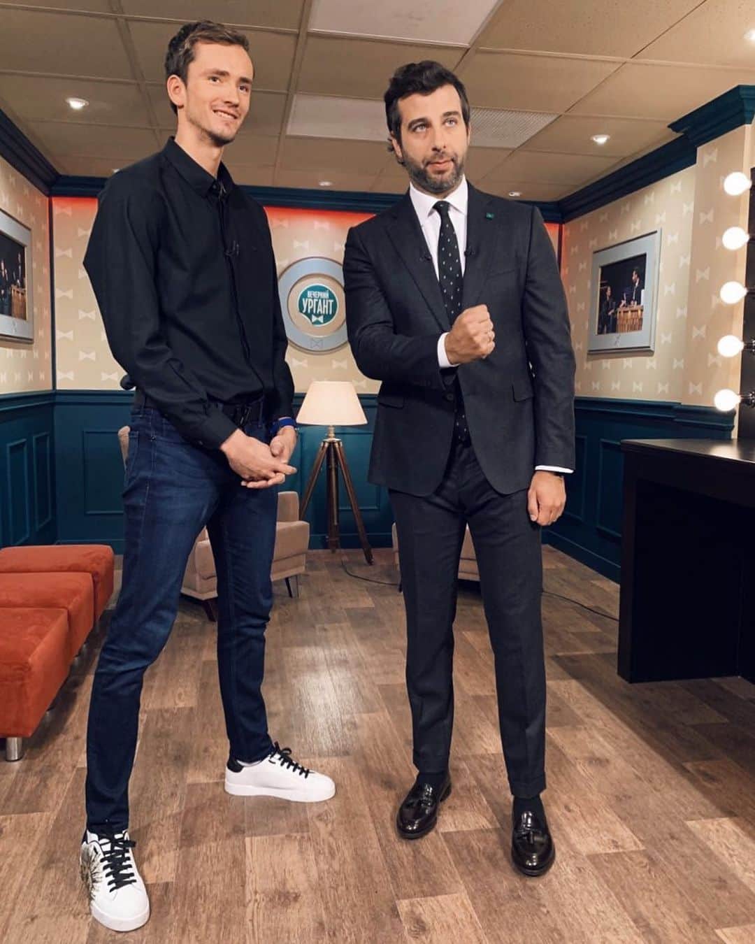 ダニール・メドベージェフのインスタグラム：「Работаем 💪🏻😂 Смотрите на Первом @1tv в 23:30 @vecherniy_urgant」