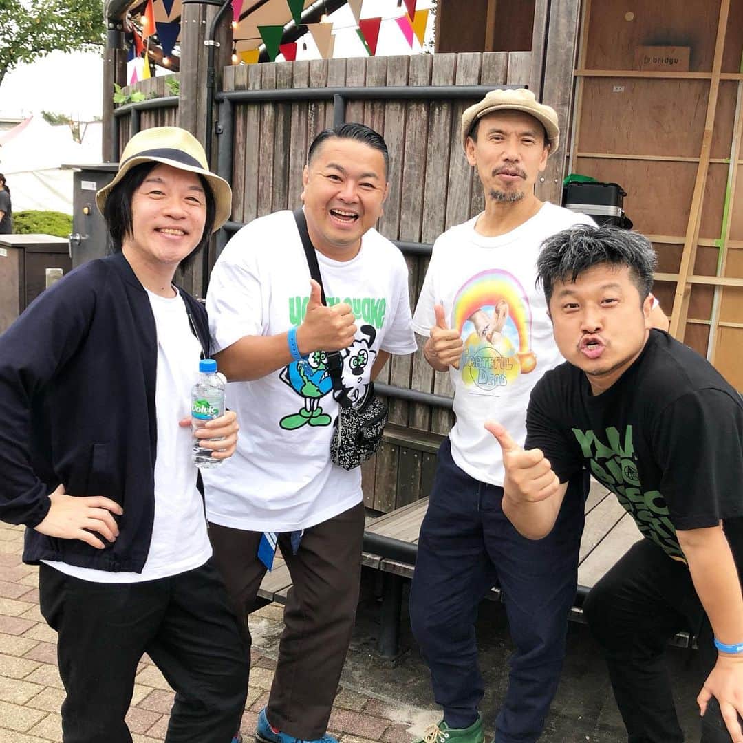 大地洋輔のインスタグラム：「群馬の思い出。  山人音楽祭で久しぶりにフラカン先輩に会いました！  なんか分かんないけど、会うとホッとする人達😊  ラジオお疲れ様でした！！ ・ ・  2枚目は打首獄門同好会の会長！！ わざわざ会長が僕らの出してるうどん屋さんに来てくれた！！ しかも『美味しい！』の言葉頂きました！！ 会長！！いつかはごまだしうどんの曲お願いします！ ・ ・  3枚目はけん玉の先生達！！ 高崎のお肉の祭典に行ったらわざわざ皆さん来てくれた！！ ありがとうございます！！ 最近 （ @kg.forest ）さんからけん玉を買って、勝手にチームの皆さんを先生と呼んでます😂😂😂 けん玉家族でハマってます！！ 怒涛の週末楽しかったです！！ #フラワーカンパニーズ #打首獄門同好会 #DJダイノジ #kendamasforest」