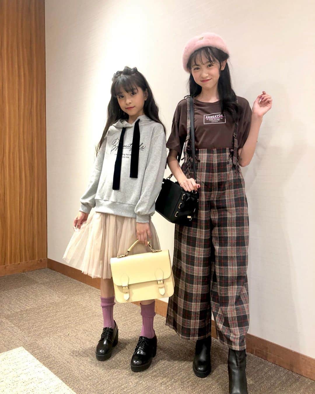 ニコ☆プチのインスタグラム：「昨日のコハナ&ミサキ 私服しょっと☺︎🎀 ふたりともスイーツみたいな 甘ガーリーコーデだったよ🍨🍋🍫🍓 . . 阪急うめだにいた動物たちと 記念撮影しました🦒🦓🐘☆ シュガプリの壁可愛い~~🥰 今週もがんばりましょう🐥🐥 #有坂心花  #入江美沙希  #私服  #パーカとスカートに見せかけて実はワンピのコハナ #秋カラーのサロペがおすすめなミサキ #🐻🐰」
