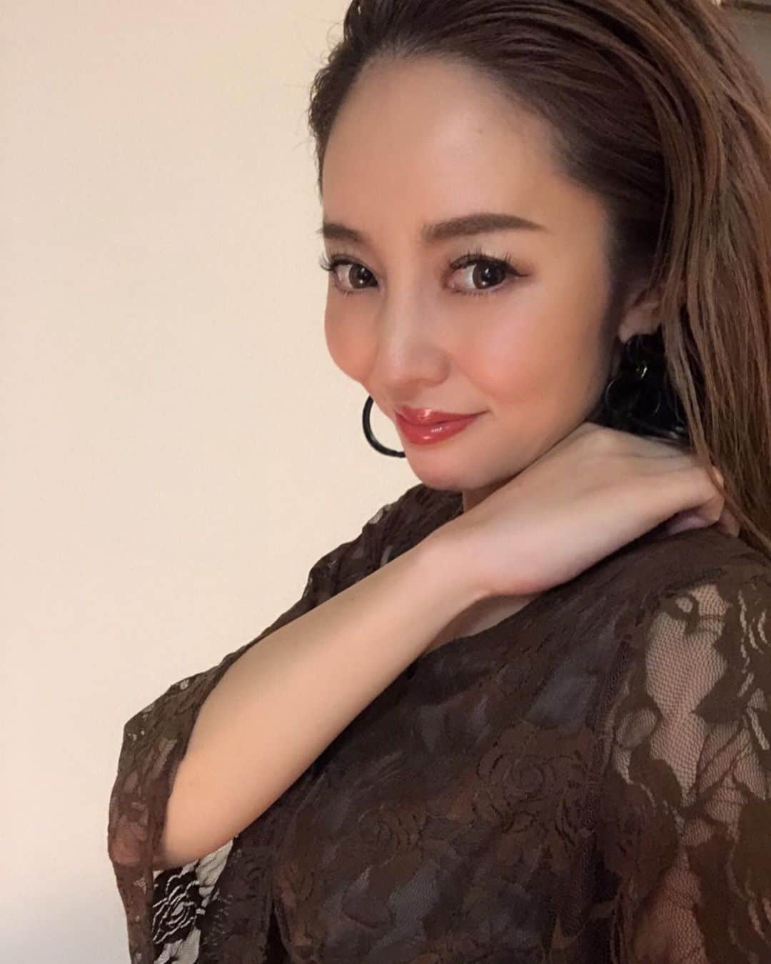 のインスタグラム：「・﻿ ・﻿ 🛍﻿ たくさんのオーダーありがとうございます🙇‍♀️✨✨﻿ 大人気のニットガウンは10月上旬より発送開始となりますので、もう少々お待ちくださいね🙏﻿ &明日も新作が入荷されるのでお楽しみに💓💓﻿ ﻿ ﻿ それから、、﻿ upし忘れてたいつもの美容メンテナンス事情📝﻿ ﻿ ☑︎まつエク ﻿ 担当は @chie.527 さん🧡﻿ ストーリーやliveでもずっと言ってる大ハマりのFFラッシュ🔥﻿ 最近はこのメニューで定着💁‍♀️ 上﻿ ‪素材♡FFラッシュ﻿ ‪デザイン♡D8.D9﻿ ‪太さ♡0.15﻿ ‪本数♡200本‬﻿ ‪﻿ ‪下‬﻿ ‪デザイン♡J4‬﻿ ‪太さ♡0.1‬﻿ ‪本数♡70‬﻿ ﻿ ﻿ ☑︎ヘア﻿ 担当は @abbey_zonofuk くん🧡﻿ ヘアカラーはだいたいいつもアッシュでお任せ😂﻿ 前に全頭金髪にしたりハイライトしてた部分が伸びてきて、そこに被せてるからグラデーション感になってちょうどいい👌﻿ トリートメントもして毎度生き返らせてもらって、 個人的好みで仕上げはオイル多めでウェッティに✨ 夫婦揃って @abbey_zonofuk くんにやってもらっていつもお世話になってますw🙈💕﻿ ﻿ ﻿ ﻿ この神業お2人さんにはずっとお任せしていて信頼絶大👏✨﻿ いつもありがとです🧡🧡」