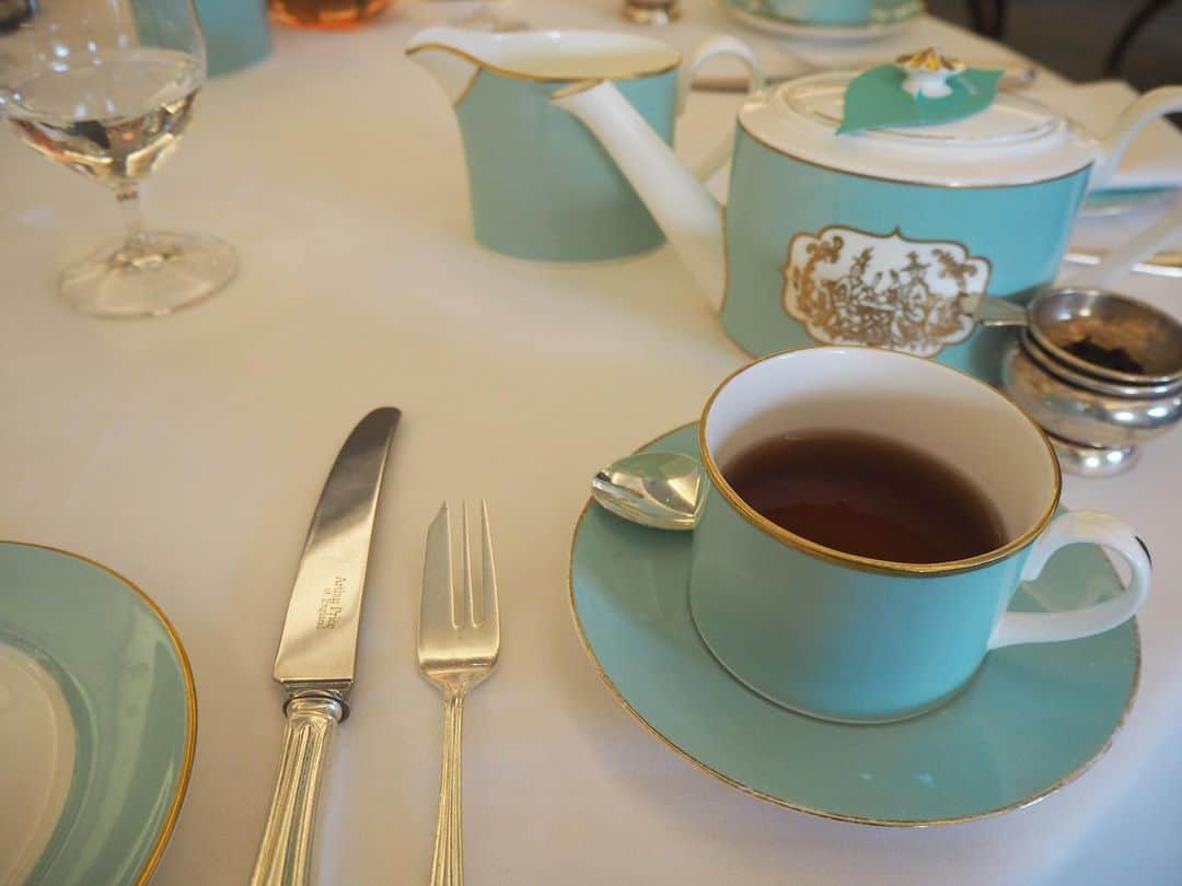 内田新菜さんのインスタグラム写真 - (内田新菜Instagram)「イギリスの高級老舗デパートフォートナム&メイソンの最高に美味しい紅茶☕️♡ ・ ROYAL&BLEND✨✨ ・ 渋みの中に蜂蜜の甘味も感じる、ずーーっとNO1に輝く紅茶！！ ・ 皆さんにも是非飲んで欲しい…💋 ・ ということで、明日のお土産企画は、こちらの紅茶です🎁 飲みやすいティーバックにしました❤️ ・ ・ #お土産企画 #お土産 #紅茶 #🇬🇧」9月24日 19時49分 - ninauchida