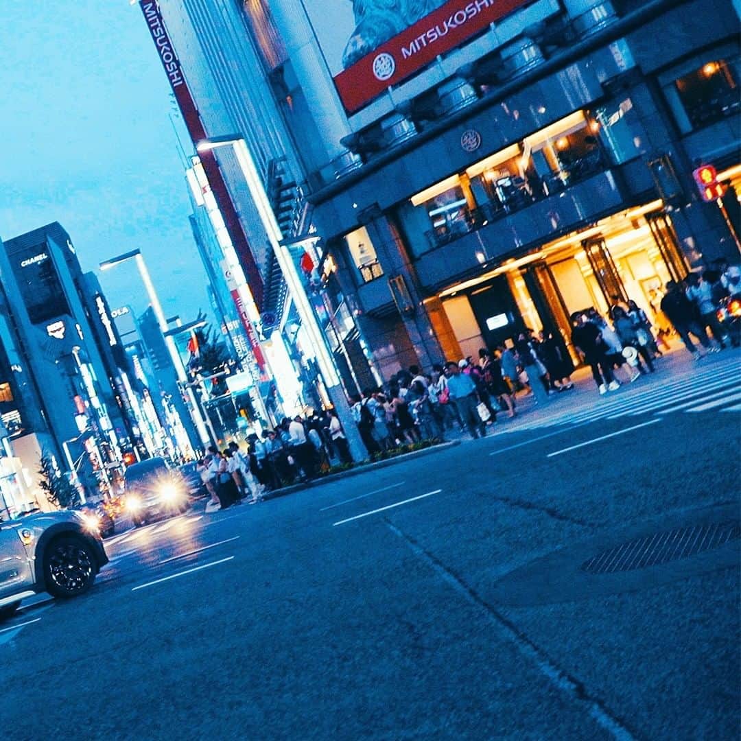 MINI Japanさんのインスタグラム写真 - (MINI JapanInstagram)「昼と夜でまるで違った顔を見せる日本有数の繁華街。 夕闇に染まる街を縫うように走れば、いつもの銀座でさえもカメラに収めたくなるほど特別な光景に。 ⠀ #MINIjapan #MINI #MINICrossover #PHEV #drive #銀座 #RetroFutureInTokyo」9月24日 20時00分 - mini_japan