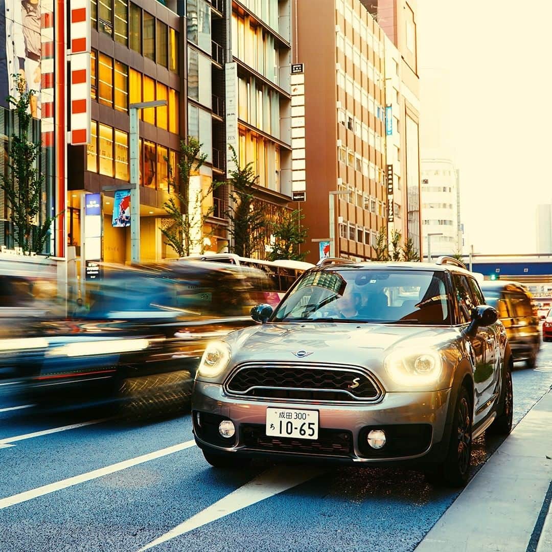 MINI Japanさんのインスタグラム写真 - (MINI JapanInstagram)「昼と夜でまるで違った顔を見せる日本有数の繁華街。 夕闇に染まる街を縫うように走れば、いつもの銀座でさえもカメラに収めたくなるほど特別な光景に。 ⠀ #MINIjapan #MINI #MINICrossover #PHEV #drive #銀座 #RetroFutureInTokyo」9月24日 20時00分 - mini_japan