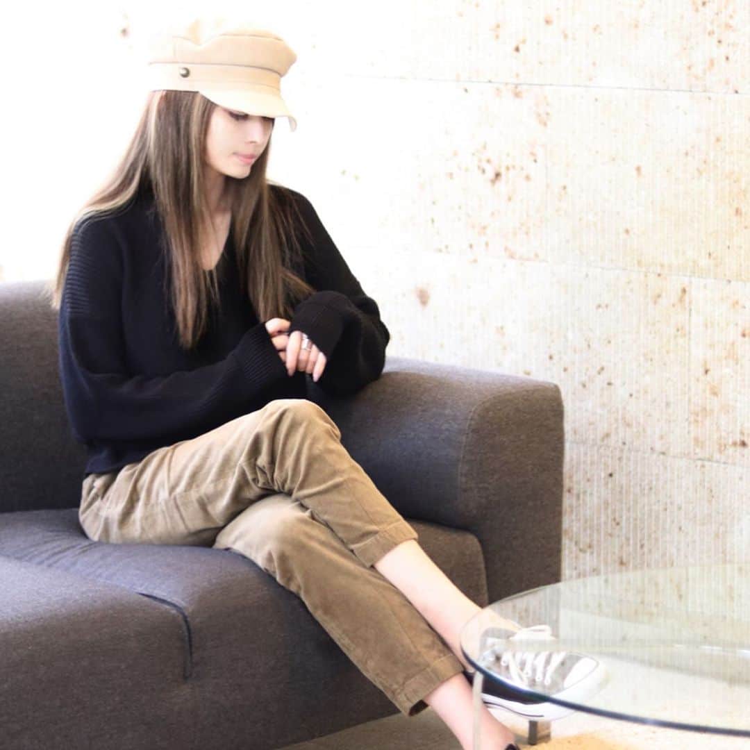 のインスタグラム：「ㅤㅤㅤㅤㅤㅤㅤㅤ ㅤㅤㅤㅤㅤㅤㅤㅤ 今回ストーリーで質問をやったら 7割ぐらい👳🏿‍♂️🙏🏿の話＆恋愛話でした😂❤️ ㅤㅤㅤㅤㅤㅤㅤㅤ 恋愛の相談においては 私苦手分野だしいいこと言えないけど しっかりお返ししていきますね🥺💕 ㅤㅤㅤㅤㅤㅤㅤㅤ 今日のニットは @argo_tokyo_official  #ARGオリジナルニット ㅤㅤㅤㅤㅤㅤㅤㅤ ちょうど今ぐらいの季節から着れて シンプルなデザインだから どんな服にも合わせやすい❤️ ㅤㅤㅤㅤㅤㅤㅤㅤ コーデュロイパンツと合わせてみたよー👌🏻 ㅤㅤㅤㅤㅤㅤㅤㅤ #argotokyo」