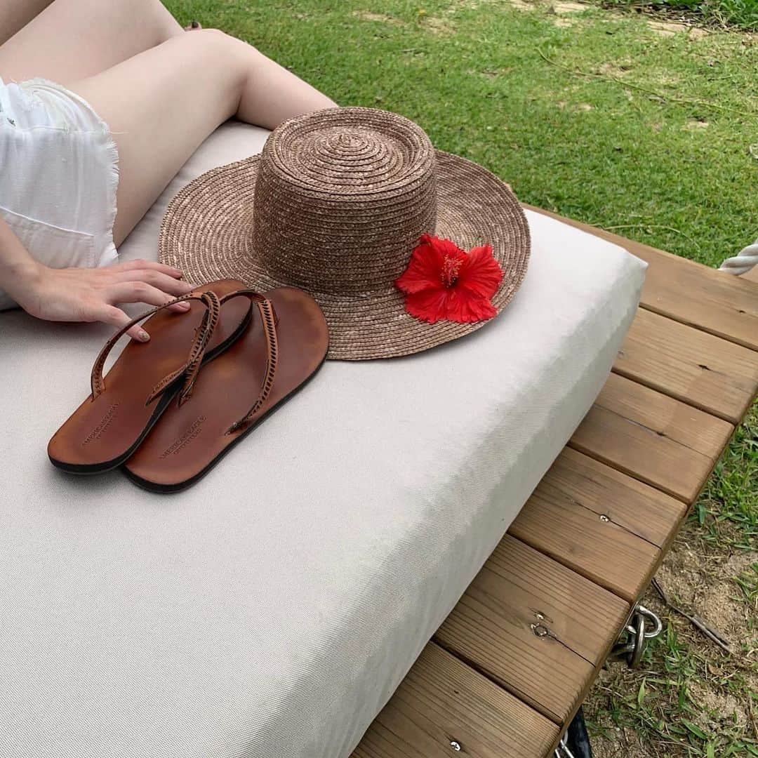 西谷菜々のインスタグラム：「. 旅先にも @louren__official ♥ ポップアップやファミセで被っていたハット🌿 色味も形も絶妙かわいい🥰 #小浜島 #はいむるぶし #louren」