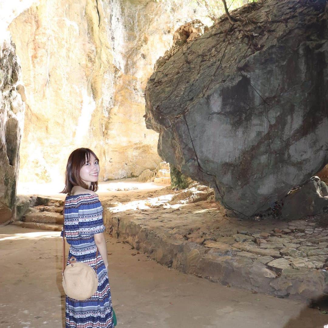辻詩音のインスタグラム：「一歩進んでみては振り返って、自分の気持ちを置いてきぼりにしてないかな？って確かめる。 ちょっとでも遅れていたり、バテてたら立ち止まってあげて、気持ちが追いついたらまた進む🚶‍♀️💭 この子がまた遅いのよ〜！ でも辛抱強く待ってあげる📖 それが私の今までできなかったこと。  #vietnam #旅 #travel #music #辻詩音 #夢中博」