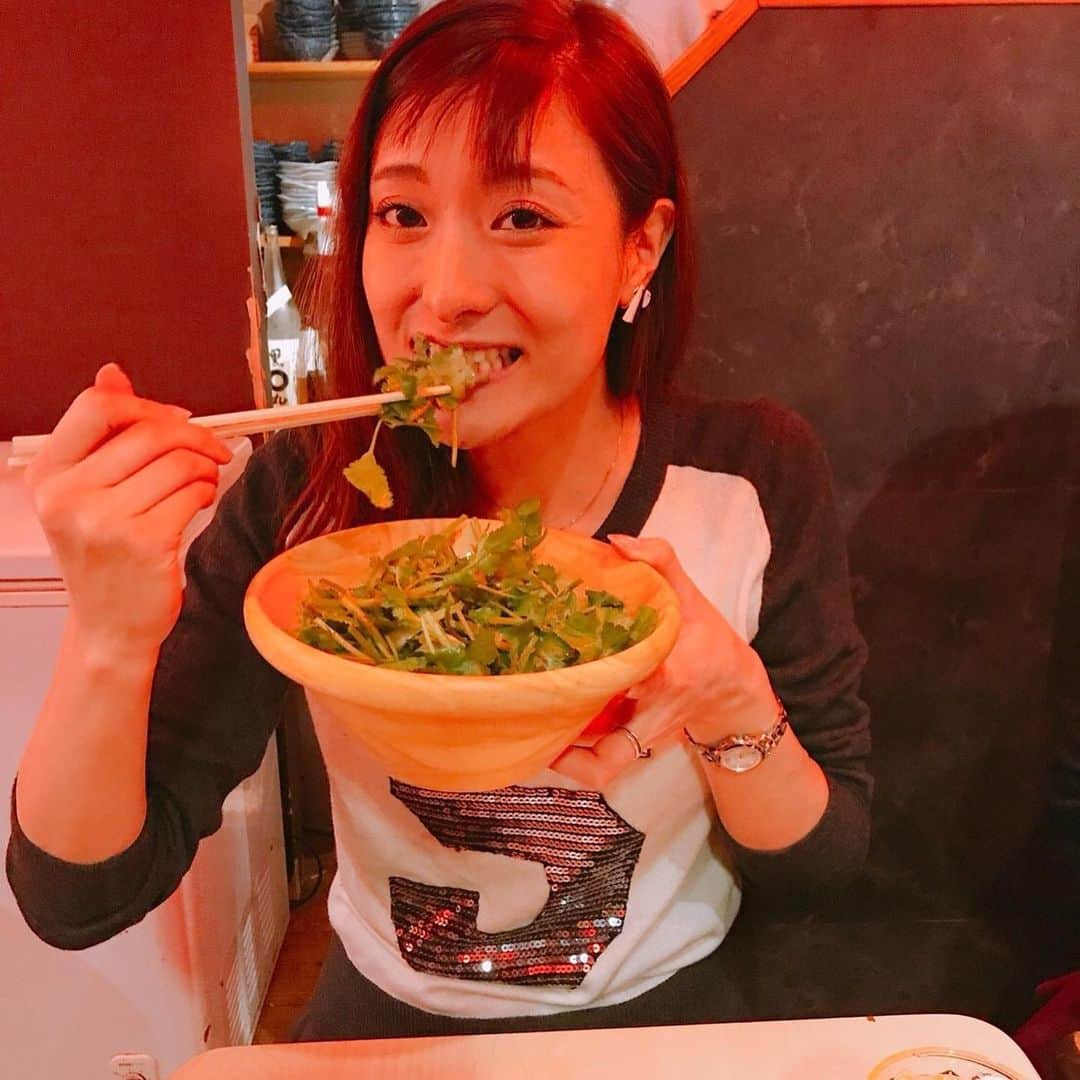 高橋麻美さんのインスタグラム写真 - (高橋麻美Instagram)「もぐもぐシリーズ。  写真振り返ってたら私食べてる写真ばっかり🙄  #eat#salad#pic」9月24日 20時06分 - charmy421