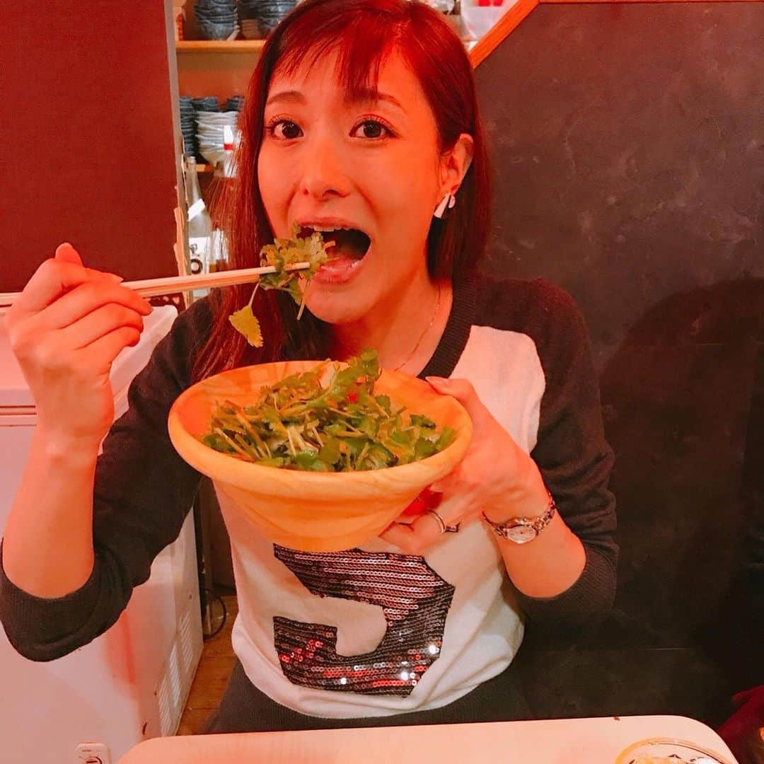 高橋麻美さんのインスタグラム写真 - (高橋麻美Instagram)「もぐもぐシリーズ。  写真振り返ってたら私食べてる写真ばっかり🙄  #eat#salad#pic」9月24日 20時06分 - charmy421