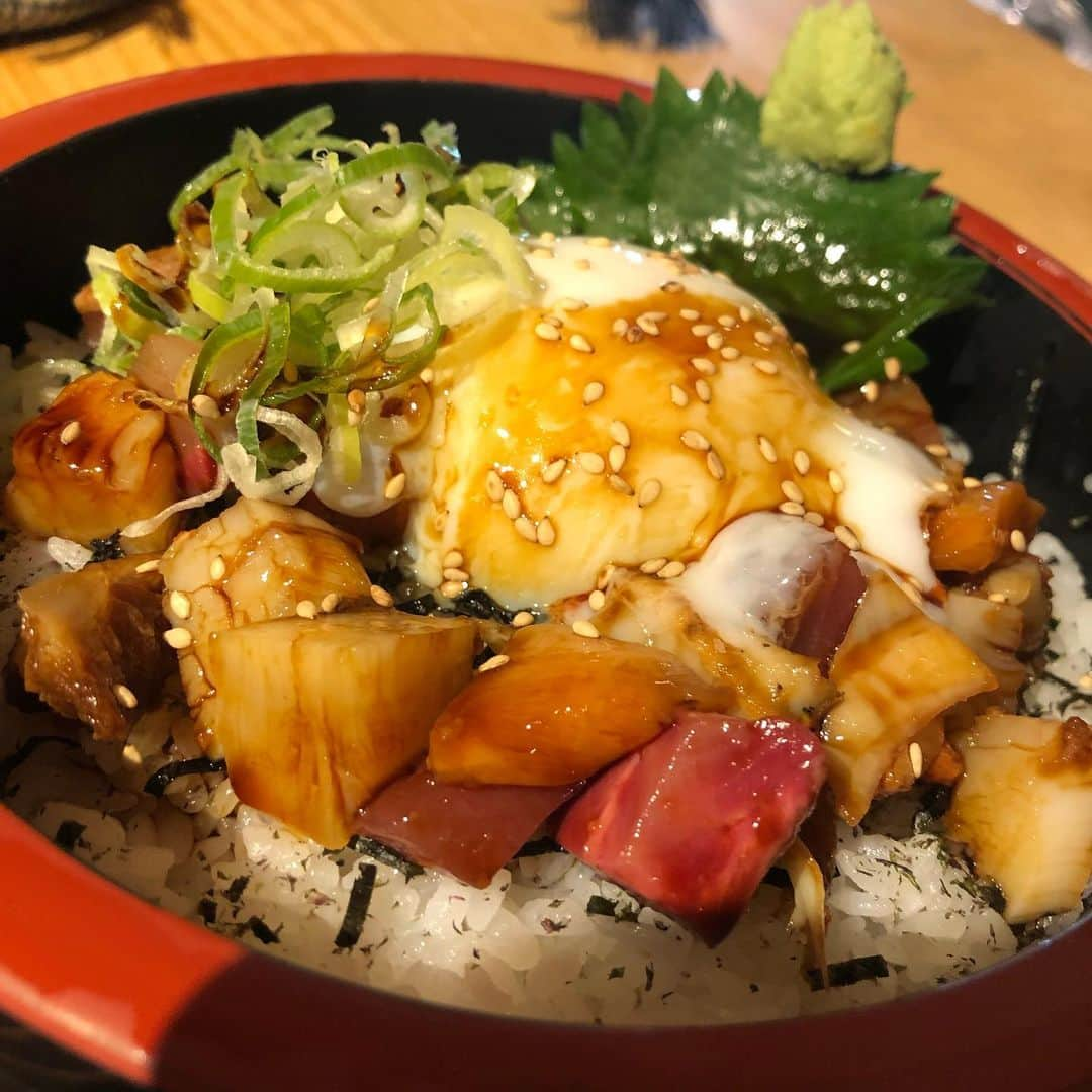 北海道知床漁場 伊丹店のインスタグラム：「大人気...海鮮ユッケ丼😚❤️❤️ㅤㅤㅤㅤㅤㅤㅤㅤㅤㅤㅤㅤㅤ 丼の中でも１位２位争う人気な丼です。ㅤㅤㅤㅤㅤㅤㅤㅤㅤㅤㅤㅤㅤ #知床漁場 #伊丹店 #北海道レストラン #オアシスタウン #居酒屋 #ランチ #ディナー #宴会 #飲み放題 #海鮮丼 #鶏ザンギ #お造り #蟹 #生牡蠣」