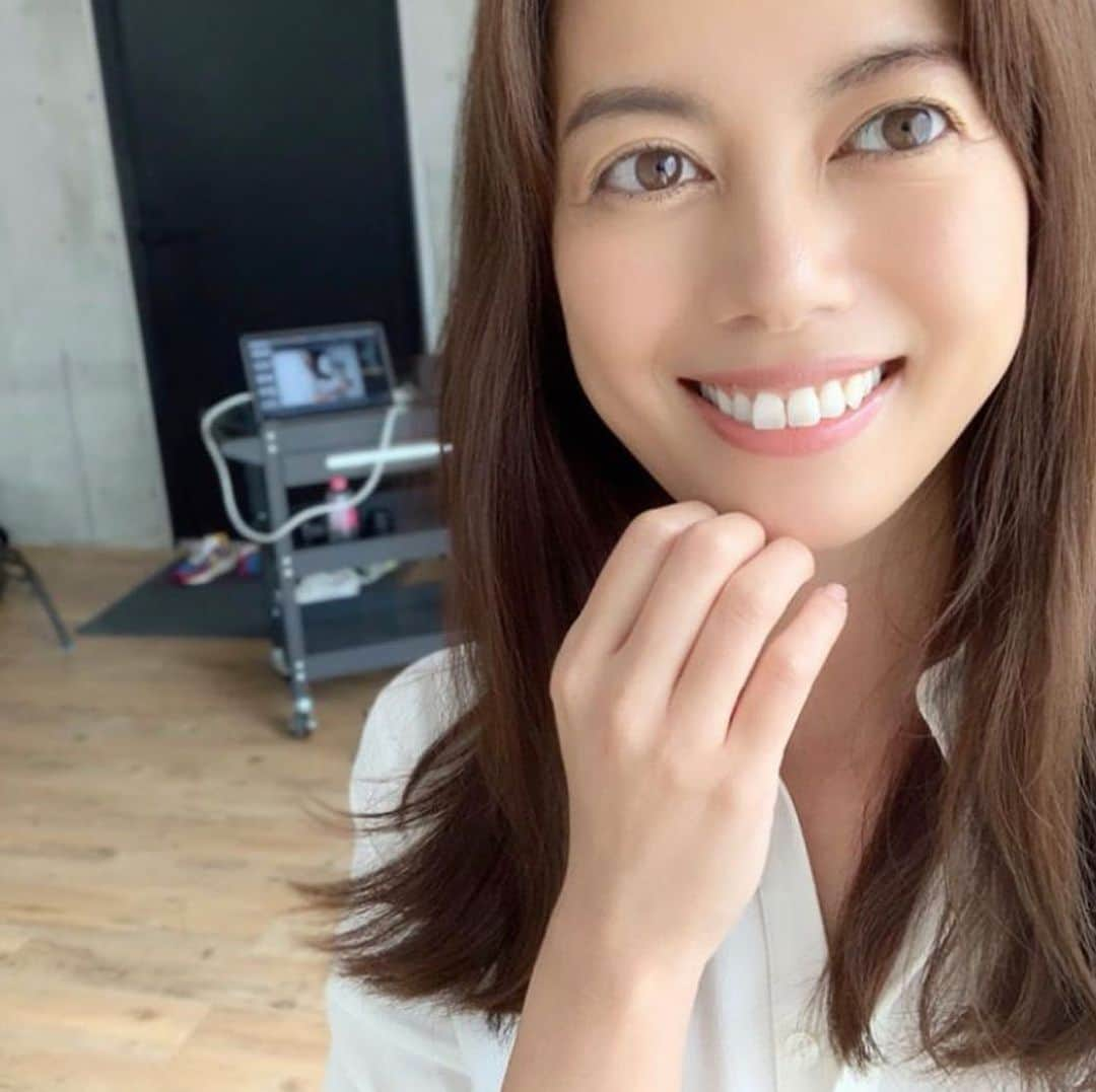 72WHITENING GYMのインスタグラム：「いつも沢山の方のご来店誠にありがとうございます🌟 ・ ・ 一度でしっかり効果を実感していただけてよかったです🥰✨ ・ ・ 更にご期待に添えるようにしっかりお手伝いさせていただきます💓💓 ・ HP﻿ https://72whiteninggym-osaka.com ================﻿﻿﻿ ﻿﻿﻿ @72whiteninggym_osaka ﻿﻿﻿ ﻿﻿﻿ 〒541-0057 ﻿﻿﻿ 大阪府大阪市中央区北久宝寺町２丁目６−１RE-017 504﻿﻿﻿ ﻿ ================﻿ ﻿ ﻿ ﻿﻿ #ホワイトニング #美しい歯 #第一印象#口元美人 ﻿﻿ #イメージアップ大作戦 #セルフホワイトニング大阪 #笑顔#フォトグラファー #歯 #白い歯目指す#心斎橋店 #駅近 #駅近ジム #パーソナルトレーニング#心斎橋 #心斎橋駅からすぐ #駅近 #ホワイトニング大阪 #結果にコミットする#ブライダル #ブライダルホワイトニング #ワンランク上の結婚式 い#白さ際立つ #ホワイトニング大阪  #テラスハウスハワイ  #ホワイトニング専門店  #第一印象は歯で決まる」