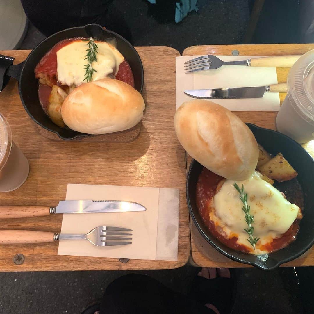 SPARAさんのインスタグラム写真 - (SPARAInstagram)「ご近所の @ko_ba_coffee さんでザキオのランチをいただく。 先週からSTARTしたザキオランチ。毎週火曜日は恒例になりそうです！ 1枚目は本日のランチ。チキンのオニオンソースチーズトッピング。2枚目は先週のチキンのトマトソースチーズトッピング。 ko-ba coffee さんのカフェラテも一緒に！！ #kobacoffee#Hiroaina#チキンのオニオンソース#チキンのトマトソース#バゲット付き#美味しいランチ#浜北ランチ#毎週火曜日#コインランドリー」9月24日 20時19分 - spara_aco