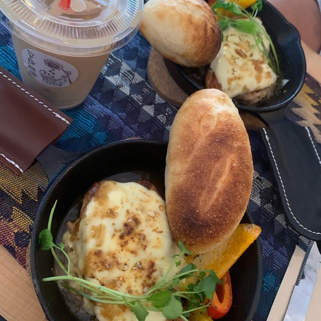 SPARAさんのインスタグラム写真 - (SPARAInstagram)「ご近所の @ko_ba_coffee さんでザキオのランチをいただく。 先週からSTARTしたザキオランチ。毎週火曜日は恒例になりそうです！ 1枚目は本日のランチ。チキンのオニオンソースチーズトッピング。2枚目は先週のチキンのトマトソースチーズトッピング。 ko-ba coffee さんのカフェラテも一緒に！！ #kobacoffee#Hiroaina#チキンのオニオンソース#チキンのトマトソース#バゲット付き#美味しいランチ#浜北ランチ#毎週火曜日#コインランドリー」9月24日 20時19分 - spara_aco