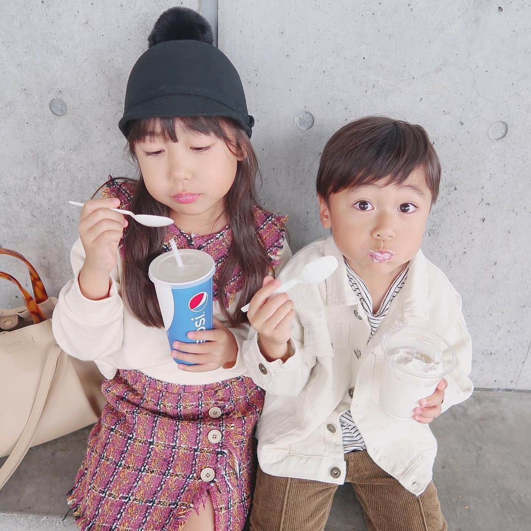 かなさんのインスタグラム写真 - (かなInstagram)「． アイス食べてる顔がそっくり👧🏻🍦👦🏻 costcoのソフトクリーム大きいのに2人でペロリ😋 ． 今日アンナが クリスマスのプレゼントもう決めたんだ〜😍と🎅🏼🎁 こんな早くに何にしたのかと思ったら 「ママのお腹に赤ちゃんプレゼントしてもらうの👶🏻💕」 ． ． そうきたかーーー❗️❗️❗️🤦🏻‍♀️笑 ． ． しかも「12月にお腹に入って8月くらいに産まれるかな〜😆」って、時期まで完璧か🤦🏻‍♀️笑 早急に他の候補をオススメしなければ🤣💦 ． ． 👗&🧥 @urbancherry_ ． ． #姉弟#娘#息子#キッズコーデ#キッズファッション#秋#秋コーデ#デニム#ツイード#コストコ」9月24日 20時21分 - kana_s0130