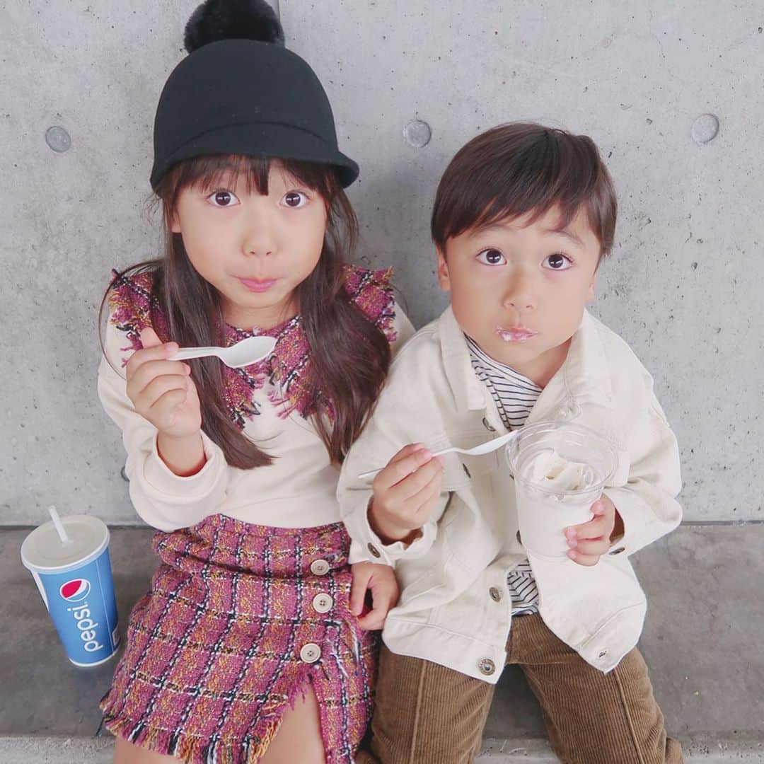 かなのインスタグラム：「． アイス食べてる顔がそっくり👧🏻🍦👦🏻 costcoのソフトクリーム大きいのに2人でペロリ😋 ． 今日アンナが クリスマスのプレゼントもう決めたんだ〜😍と🎅🏼🎁 こんな早くに何にしたのかと思ったら 「ママのお腹に赤ちゃんプレゼントしてもらうの👶🏻💕」 ． ． そうきたかーーー❗️❗️❗️🤦🏻‍♀️笑 ． ． しかも「12月にお腹に入って8月くらいに産まれるかな〜😆」って、時期まで完璧か🤦🏻‍♀️笑 早急に他の候補をオススメしなければ🤣💦 ． ． 👗&🧥 @urbancherry_ ． ． #姉弟#娘#息子#キッズコーデ#キッズファッション#秋#秋コーデ#デニム#ツイード#コストコ」