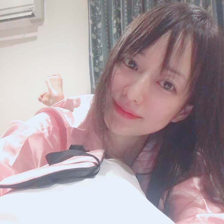 のインスタグラム：「おやすみなさい☪️ 夢であそぼ〜😌｡.*🌙 #おやすみなさい #お風呂 あがった #🛁 #bath #すっぴん #silk #シルク  #goodnight #🌃 #モデル #フリーモデル #model #アラフォー #アラフォーママ #ナイトウェア #nightwear #pink  #sleepy #星 が #綺麗 だった #夜空  #star #instagood #instalike #me  #japanese #single #sweet #dream  #足」