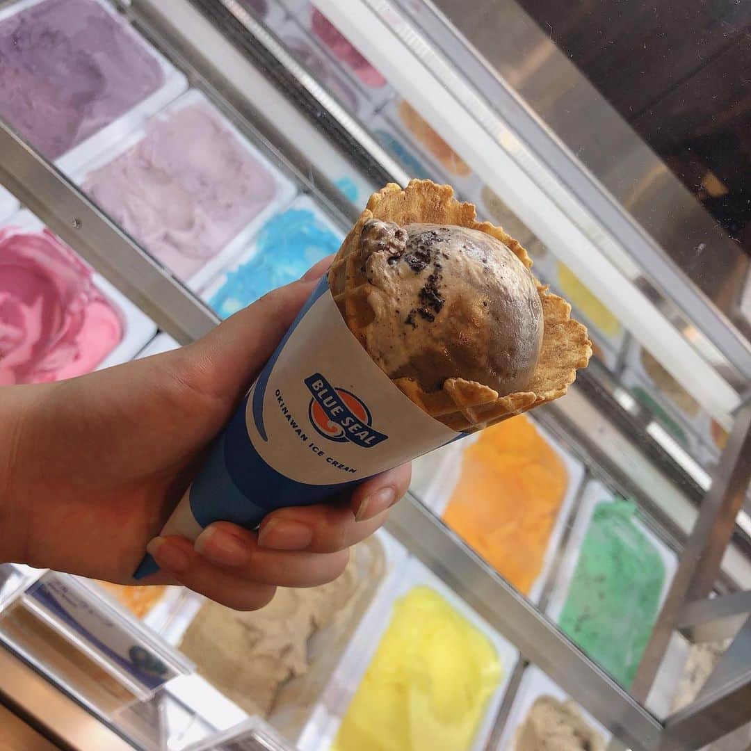 松本愛花のインスタグラム：「🍦 * * * * 沖縄で初めて ブルーシールのアイスを食べて めちゃめちゃ美味しくって 新たな発見でした💙🐬💭 * * ブルーウェーブ味がたまらなく 美味しくてハマりました‪♥︎‪♥︎ * * * * #ブルーシール #ブルーウェーブ  #アイス #あいすくりーむ #アイスクリーム #国際通り #沖縄」