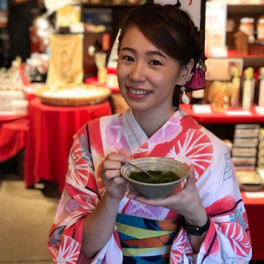 細越麻未（ami）のインスタグラム：「🍧⛩🍧⛩🍧⛩ . . 京都pic. 暑すぎて一息。 なんだかんだ夏、最初で最後のかき氷頂きました。お味は抹茶！」