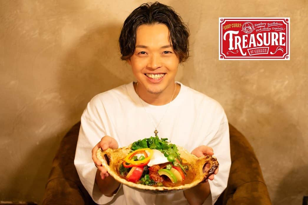 佐藤広大さんのインスタグラム写真 - (佐藤広大Instagram)「⭐️SOUT CURRY TREASURE⭐️ ﻿ 🍛10月のマンスリーカレー🍛﻿ ﻿ -佐藤広大プロデュース-﻿ 🌺広大のハワイアンモチコチキンスープカレー🌺﻿ 価格1200円﻿ ﻿ Onolicious🏄‍♂️ ハワイ好きな私、遂にスープカレーにもアロハを持ち込んでしまいました🙏🌴﻿ ﻿ めちゃく美味いです🤙✨﻿ ﻿ 《佐藤広大の宝探し》﻿ さらに、マンスリーカレーをご注文のお客様対象で器の裏に僕のサインがあればその場で無料になります😳🔥 ﻿ -食べて美味しい探して楽しい-﻿ 1日数量限定なので皆様、ぜし😋🍛﻿ ﻿ 「TREASURE」﻿ 札幌市中央区南2条西2-10富樫ビルB1F﻿ 平日11:30-22:30(Lo22:00)﻿ 日祝日11:30-22:00(Lo21:30)  #北海道クオリティ #スープカレー  #トレジャー #SOUPCURRY #TREASURE #HAWAII #ALOHA」9月24日 20時40分 - satokodai601113