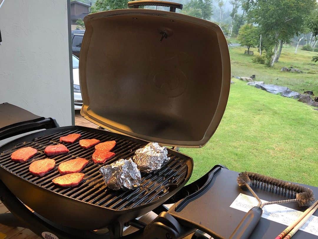 弓削智久のインスタグラム：「⛰🥩🤙 #weber #webergrill #tokyocowboy」