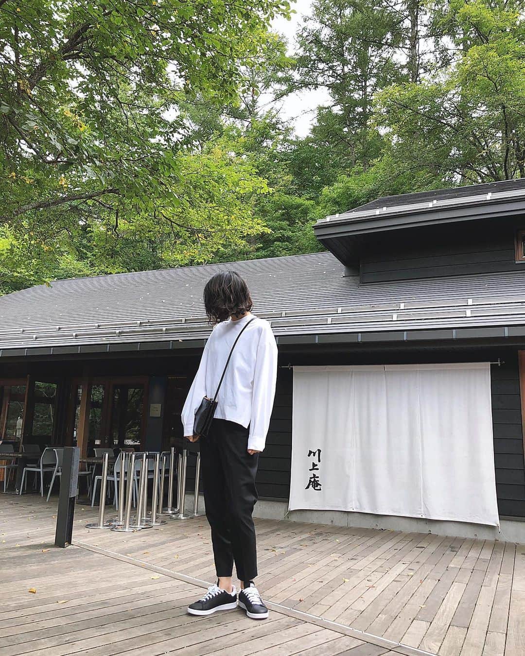 Mameのインスタグラム：「軽井沢は意外と涼しくて🍃 羽織りがあれば良かったかも🥺✨ . Tops&Pants…#HYKE Shoes…#adidas Bag…#celine」