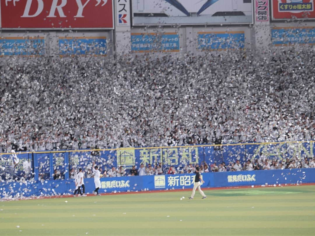 新丼貴浩さんのインスタグラム写真 - (新丼貴浩Instagram)「9月23日ZOZOマリンスタジアム 福浦選手引退試合  家族で観に行くことが出来ました。  何人かお気付きの方もいると思いますが、私は昔からマリーンズが好きです。  中学の頃からですので、もう20年以上経つのでしょうか。  その当時から福浦選手は現役でした。  イチローがブルーウェーブ時代に振り子打法でヒットを量産していた頃、阪神の坪井選手と福浦選手も振り子打法に近い打ち方だった記憶があります。  休み時間に3選手のフォームの違いをホウキでマネしていました。  福浦選手ですが、一塁手特有のホームランバッターではありません。  ホームランの魅力は誰にも理解しやすく、時間が止まる、そう表現されることもあります。  福浦さんは広角にライナーで外野を破るヒットメーカーです。 福浦さんが低い弾道でタイムリーを打つと、むしろ時間が加速する感覚になります。 チームに流れが来るような。 これに惚れました。  地元の習志野高校から投手として入団し打者転向。 通算で放った安打は2000本でした。 きっと誰よりも努力をした方です。  26年間、本当にお疲れ様でした。  恐らく記憶には残らないでしょうが、この偉大な選手が去る日を子供たちに見せることが出来て本当に良かったです。 ※試合の途中だけ託児所に預けましたが笑  シーズンはまだ終わっていませんが、今年は新井さん、エル、福浦さんの引退セレモニーに立ち会え本当に幸せでした。 レジェンド達の引退はとても寂しいですが、これからも健康に気を遣いながら野球界の為にお力を貸していただきたいです。  最後に、 福浦さんはホームランバッターでは無いと言いましたが、自分が過去に見た全選手のホームランの中で最も美しいと思った福浦さんの一撃を残します。  #福浦和也  #thank9」9月24日 20時50分 - aradon_takahiro