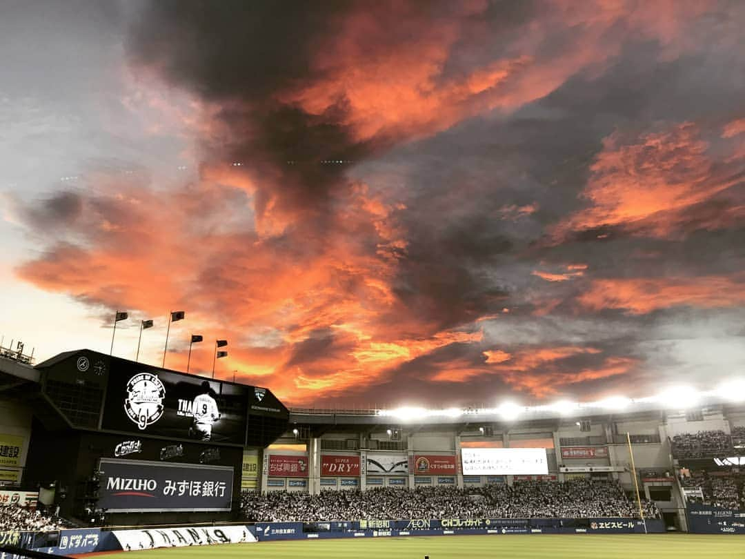 新丼貴浩のインスタグラム：「9月23日ZOZOマリンスタジアム 福浦選手引退試合  家族で観に行くことが出来ました。  何人かお気付きの方もいると思いますが、私は昔からマリーンズが好きです。  中学の頃からですので、もう20年以上経つのでしょうか。  その当時から福浦選手は現役でした。  イチローがブルーウェーブ時代に振り子打法でヒットを量産していた頃、阪神の坪井選手と福浦選手も振り子打法に近い打ち方だった記憶があります。  休み時間に3選手のフォームの違いをホウキでマネしていました。  福浦選手ですが、一塁手特有のホームランバッターではありません。  ホームランの魅力は誰にも理解しやすく、時間が止まる、そう表現されることもあります。  福浦さんは広角にライナーで外野を破るヒットメーカーです。 福浦さんが低い弾道でタイムリーを打つと、むしろ時間が加速する感覚になります。 チームに流れが来るような。 これに惚れました。  地元の習志野高校から投手として入団し打者転向。 通算で放った安打は2000本でした。 きっと誰よりも努力をした方です。  26年間、本当にお疲れ様でした。  恐らく記憶には残らないでしょうが、この偉大な選手が去る日を子供たちに見せることが出来て本当に良かったです。 ※試合の途中だけ託児所に預けましたが笑  シーズンはまだ終わっていませんが、今年は新井さん、エル、福浦さんの引退セレモニーに立ち会え本当に幸せでした。 レジェンド達の引退はとても寂しいですが、これからも健康に気を遣いながら野球界の為にお力を貸していただきたいです。  最後に、 福浦さんはホームランバッターでは無いと言いましたが、自分が過去に見た全選手のホームランの中で最も美しいと思った福浦さんの一撃を残します。  #福浦和也  #thank9」