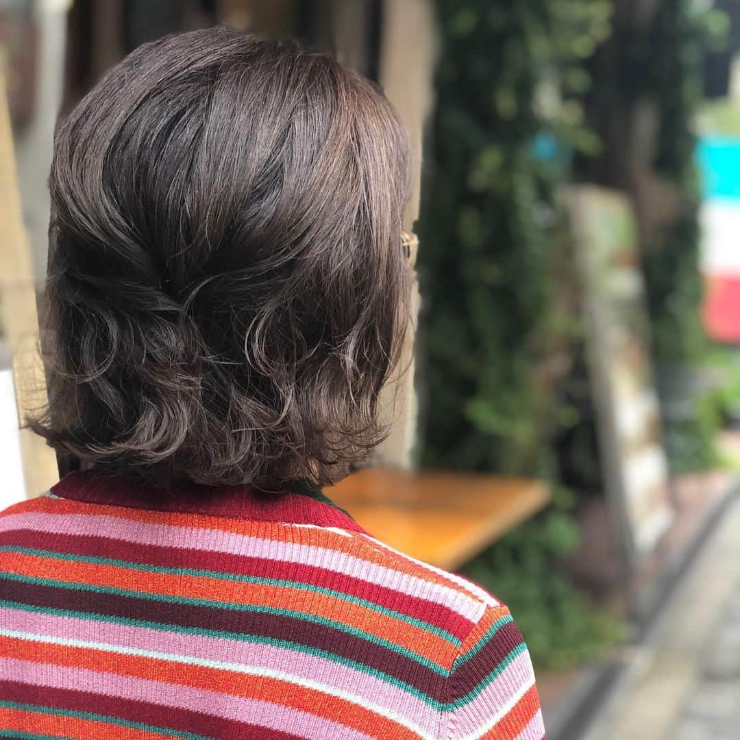 【北堀江・美容室 peaks hair】のインスタグラム：「簡単アレンジ✂️ アメピン一本あれば簡単にまとめ髪もできます👍  スタリスト  堀口  #peakshair #ピークスヘアー#堀江#北堀江#美容室##Instahair#hairstyle#Instafashion#イルミナカラー#小顔#美意識#おしゃれな人と繋がりたい#おしゃれ#お洒落#ヘアアレンジ#ヘアスタイル」